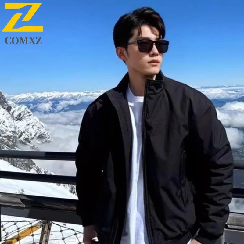 COMXZ 2025 Men's American Vintage Stand Collar Pilot Jacket Loose Fit Casual Baseball Style Fleece Lined Coat
COMXZ 2025 Men's American Vintage Stand Collar Pilot Jacket Loose Fit Casual Baseball Style Fleece Lined Coat