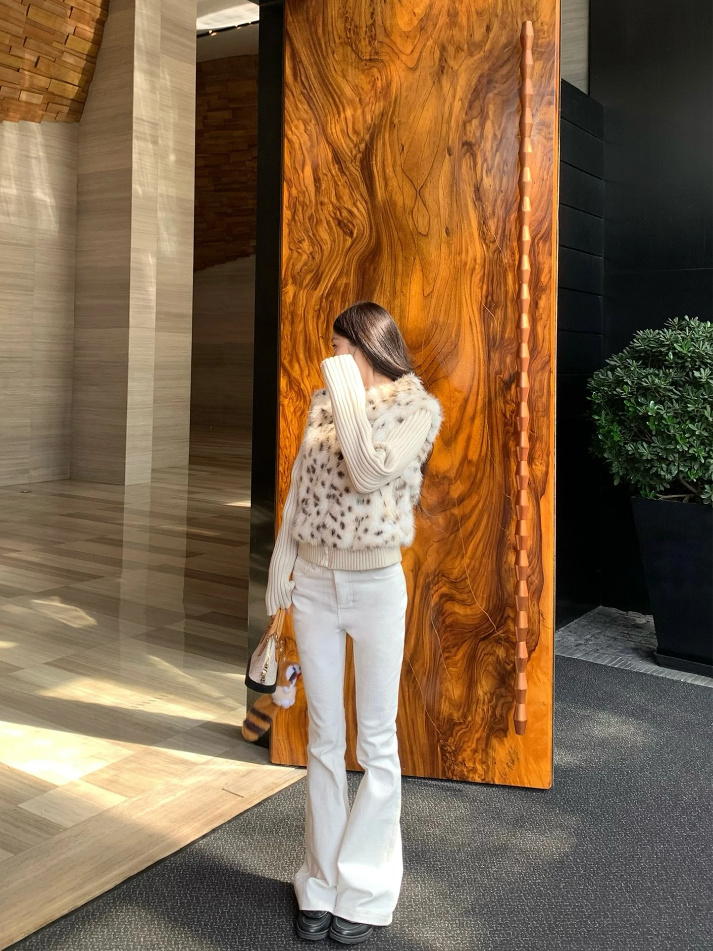 Винтажные джинсы микро-клеш для женщин, облегающие, тонкие, повседневные брюки из хлопка и полиэстера с эластановым волокном, на молнии, с завышенной талией
Винтажные джинсы микро-клеш для женщин, облегающие, тонкие, повседневные брюки из хлопка и полиэстера с эластановым волокном, на молнии, с завышенной талией