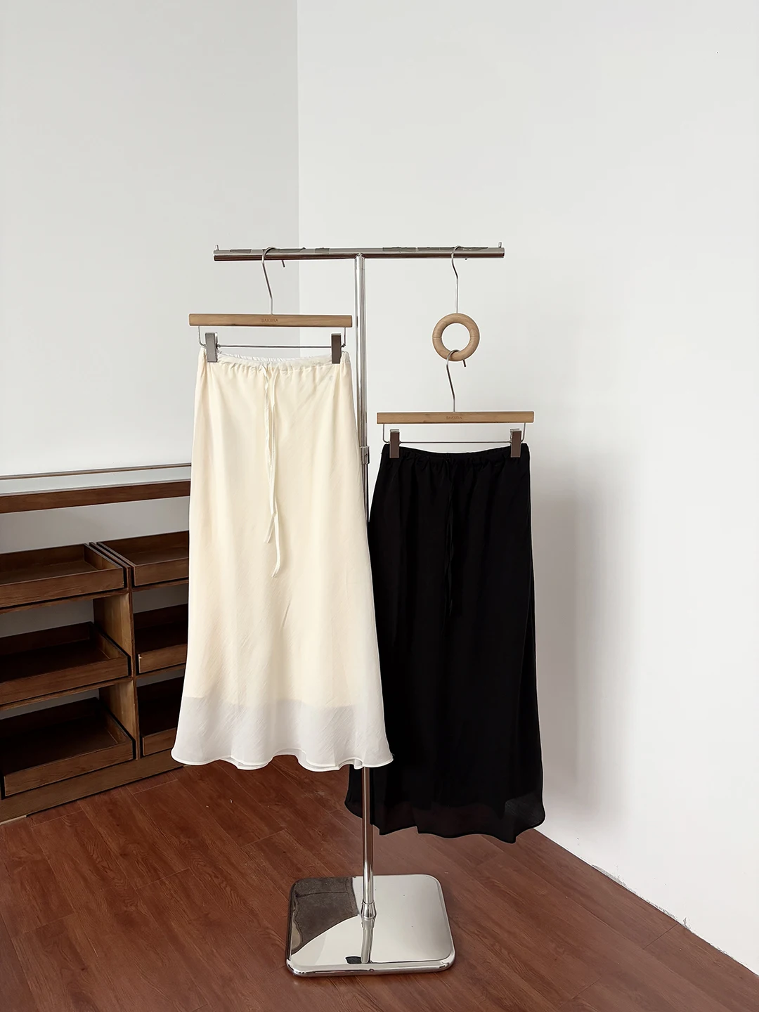 High Waist A-Line Skirt Women's Summer Elegant Drawstring Elastic Waist Slimming Midi Skirt Versatile Ins Style Polyeste...
High Waist A-Line Skirt Women's Summer Elegant Drawstring Elastic Waist Slimming Midi Skirt Versatile Ins Style Polyeste...