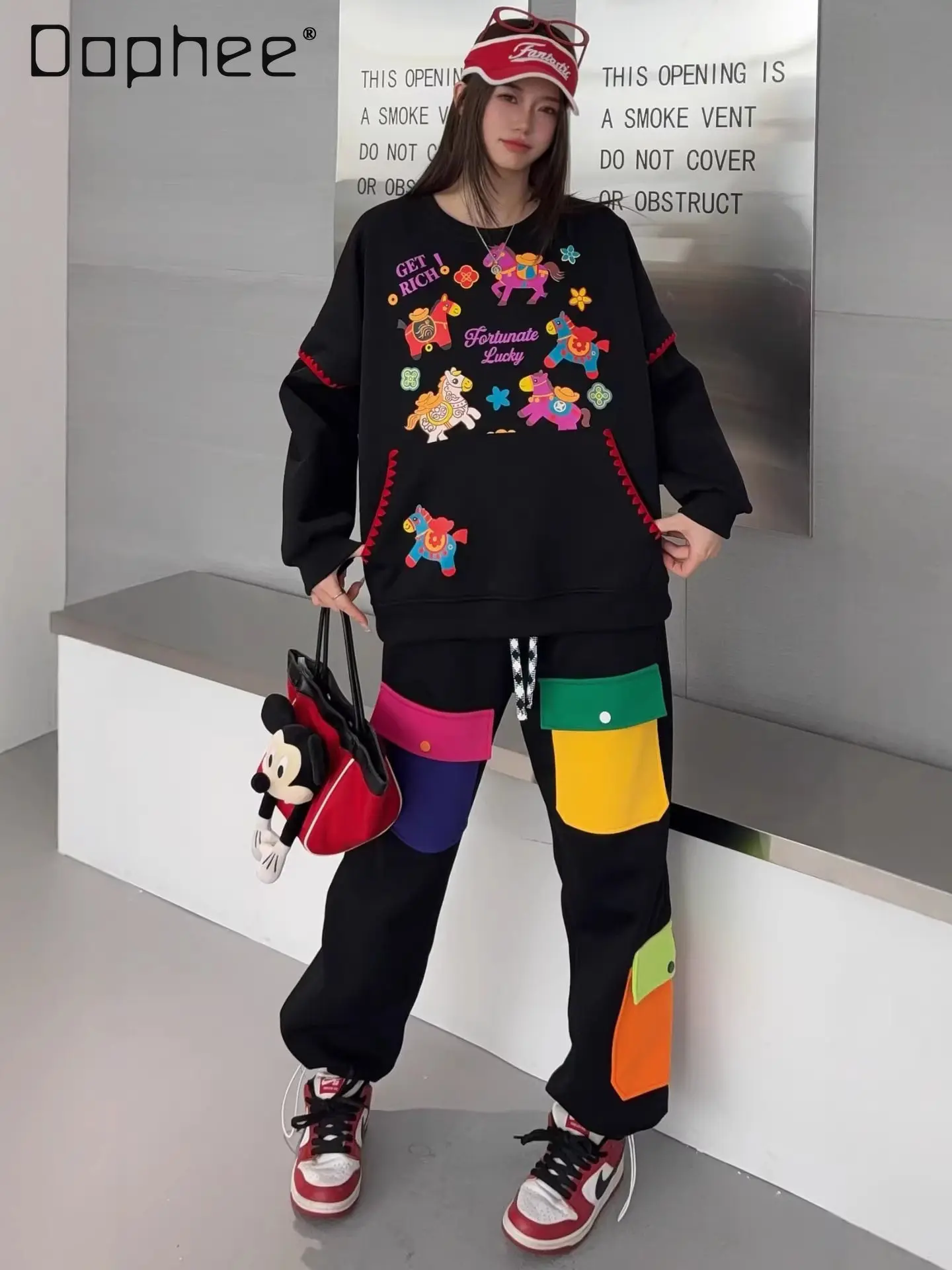 Spring New Fashion Cartoon Print Round Neck Sweatshirt with Contrasting Color Large Pocket Cargo Pants Two-piece Set for Women
Spring New Fashion Cartoon Print Round Neck Sweatshirt with Contrasting Color Large Pocket Cargo Pants Two-piece Set for Women