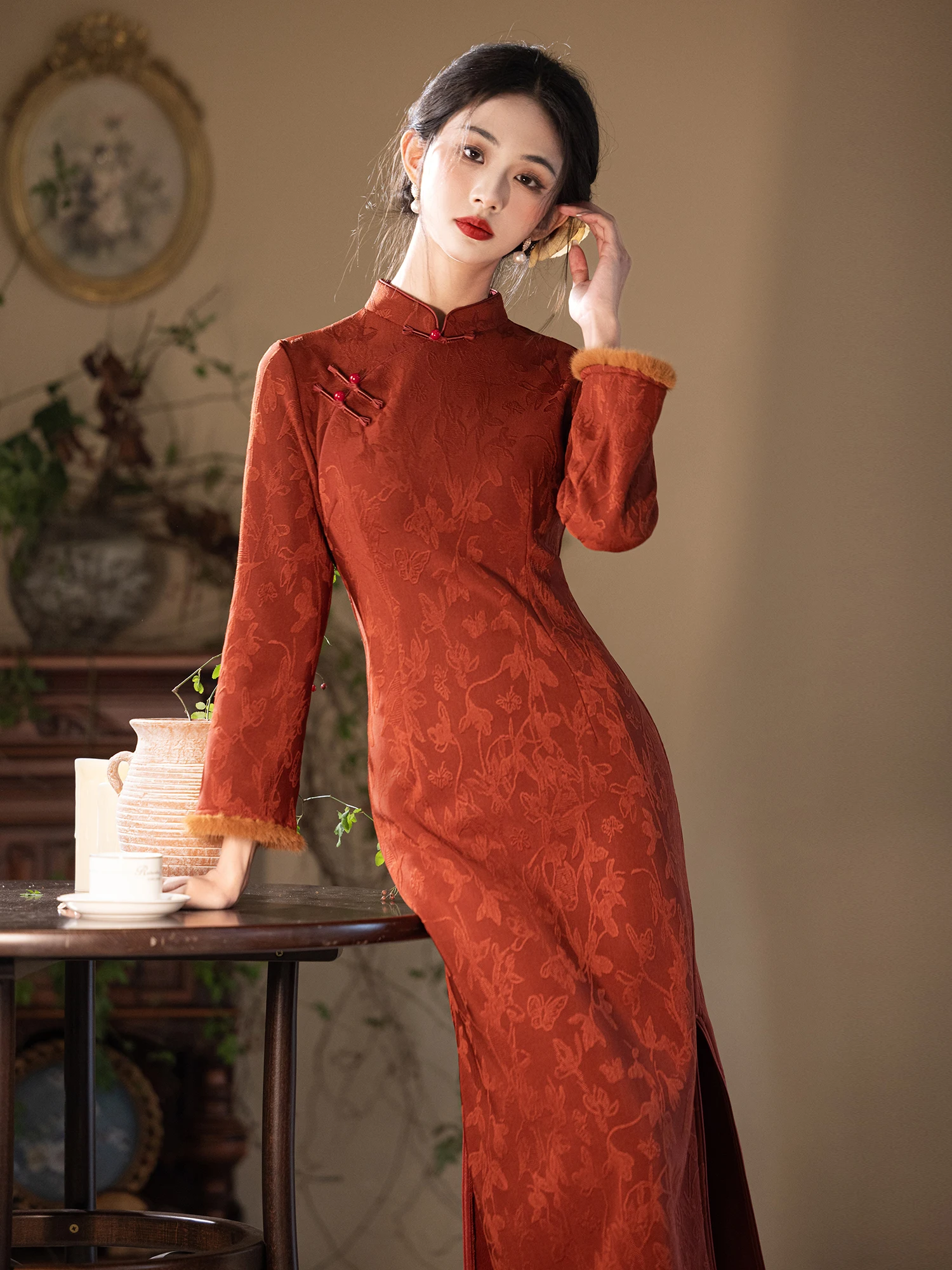 Ретро-китайское платье для молодых женщин, на флисовой подкладке, зимнее, для новогодних посещений, средней длины, с длинными рукавами, теплое, для свадьбы
Ретро-китайское платье для молодых женщин, на флисовой подкладке, зимнее, для новогодних посещений, средней длины, с длинными рукавами, теплое, для свадьбы