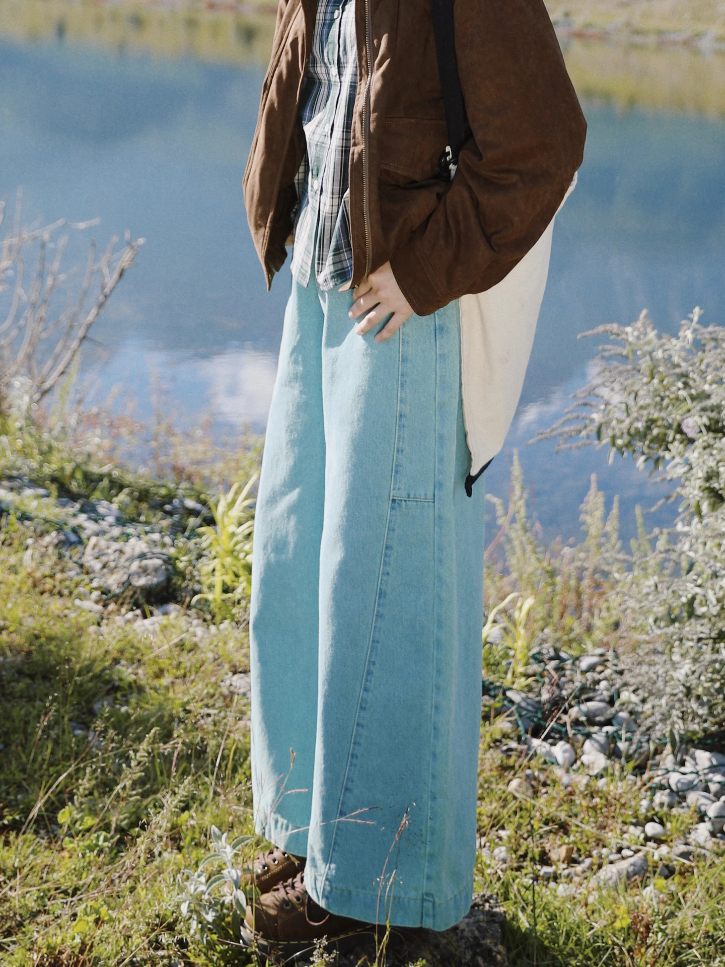 Синие джинсы с высокой талией и широкими штанинами, женские свободные джинсы в стиле ретро с цветочным узором на молнии, осенняя коллекция L043
Синие джинсы с высокой талией и широкими штанинами, женские свободные джинсы в стиле ретро с цветочным узором на молнии, осенняя коллекция L043