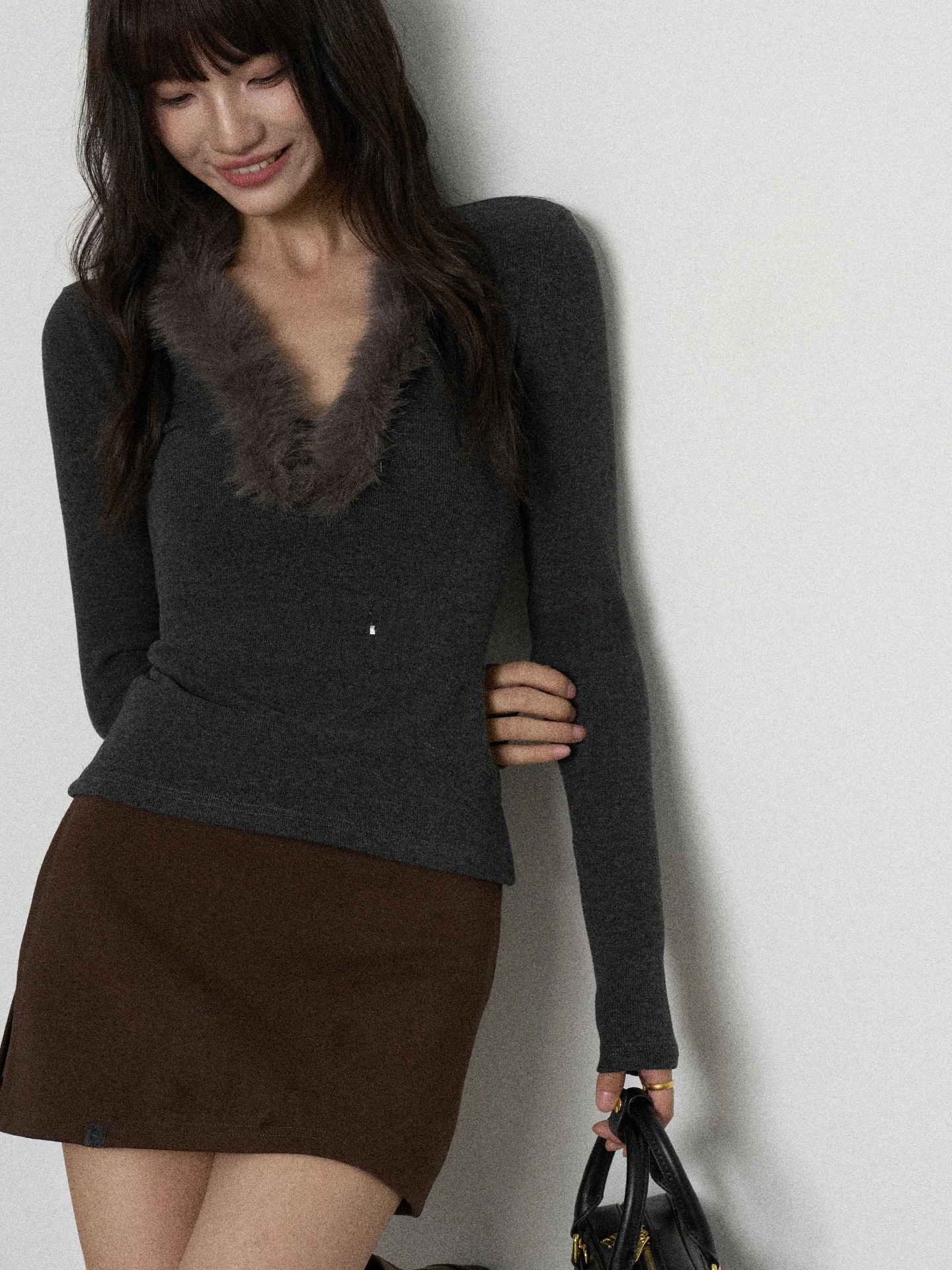 Женская приталенная футболка Flower7 с длинным рукавом, V-образным вырезом и меховым воротником, базовая модель, весенний модный дизайн, топ в корейском стиле
Женская приталенная футболка Flower7 с длинным рукавом, V-образным вырезом и меховым воротником, базовая модель, весенний модный дизайн, топ в корейском стиле