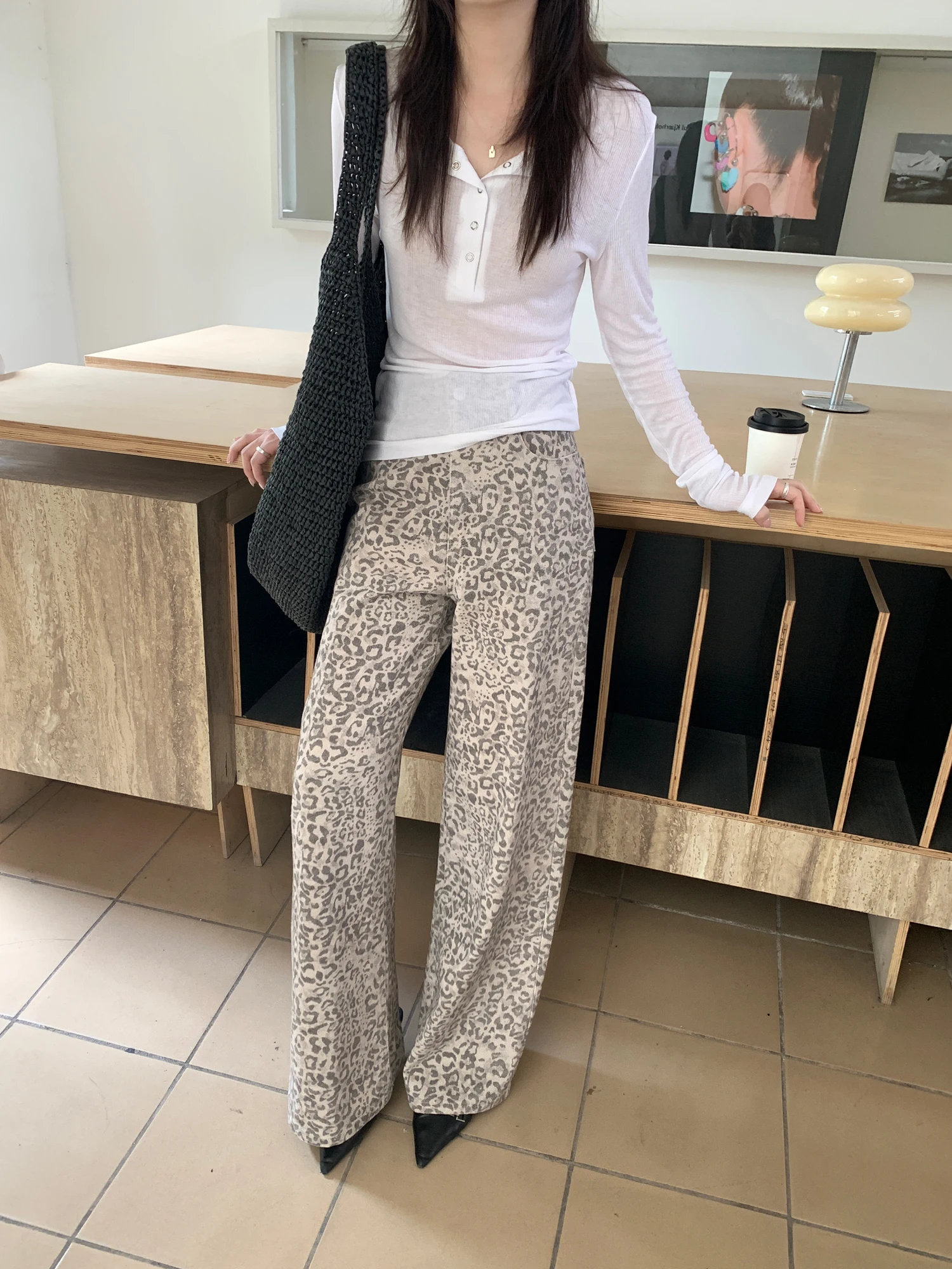 2 цвета SML, осень-зима 2026, широкие брюки, женские свободные модные леопардовые длинные брюки с высокой талией (XY3928
2 цвета SML, осень-зима 2026, широкие брюки, женские свободные модные леопардовые длинные брюки с высокой талией (XY3928