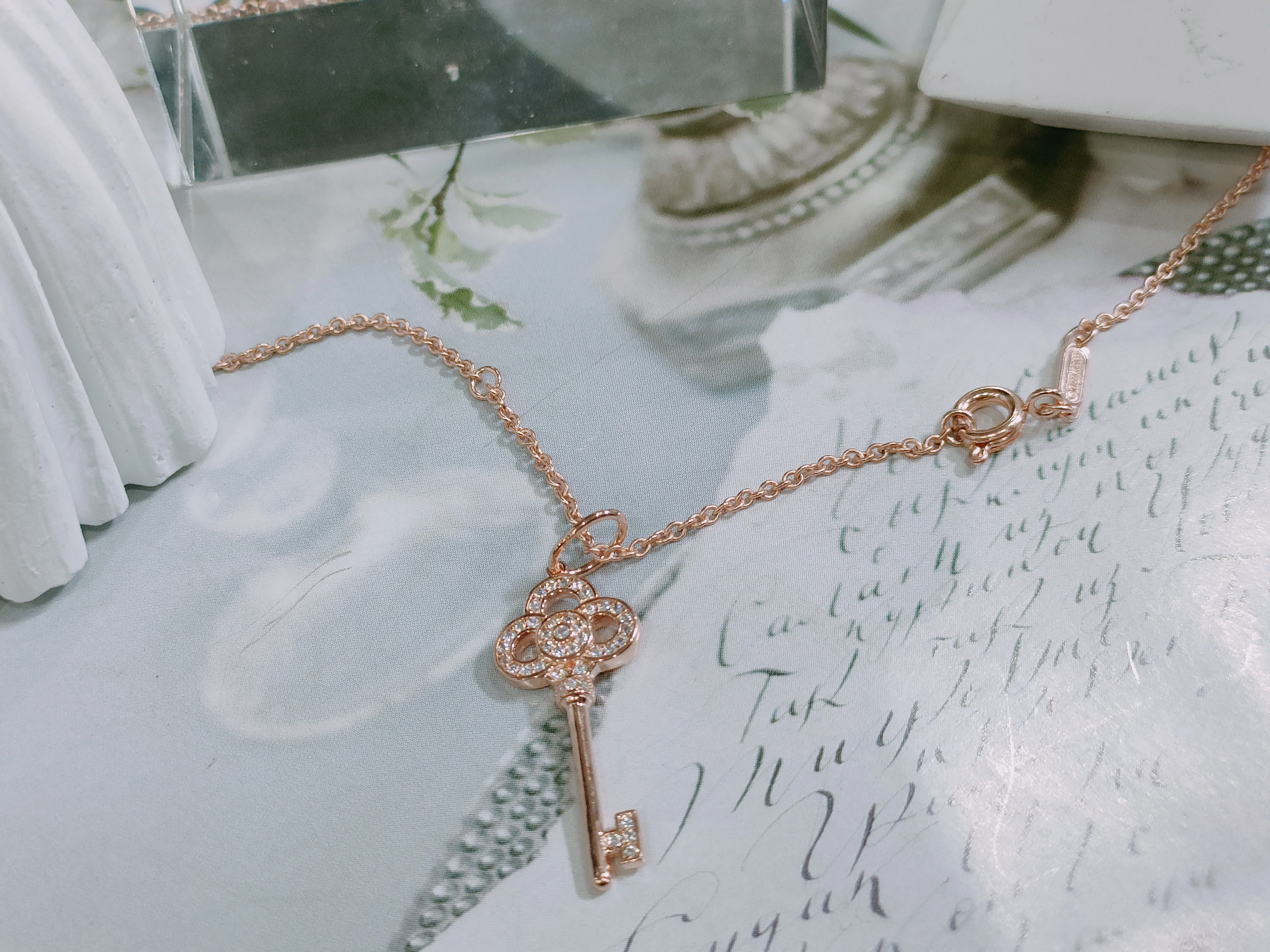 Solid silver S925 office ladies' accessories, Chinese knot inlaid key, T home style fashion, luxurious accessory gift for mother
Solid silver S925 office ladies' accessories, Chinese knot inlaid key, T home style fashion, luxurious accessory gift for mother