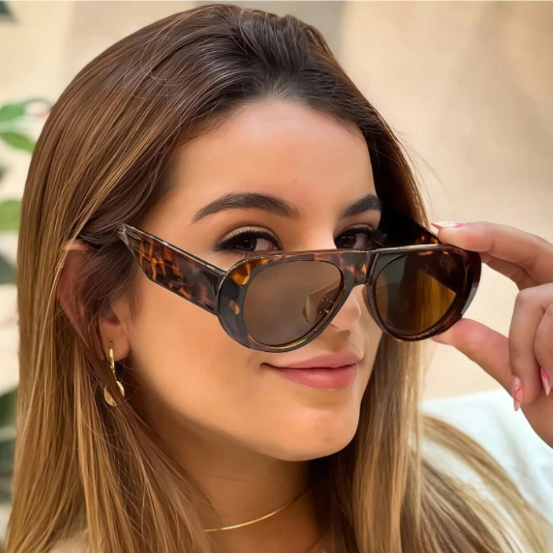 Retro Large Sunglasses for Women Fashionable Wide Legs New Large Frame Sunglasses Gradient Color Personalized Glasses Goggles
Retro Large Sunglasses for Women Fashionable Wide Legs New Large Frame Sunglasses Gradient Color Personalized Glasses Goggles