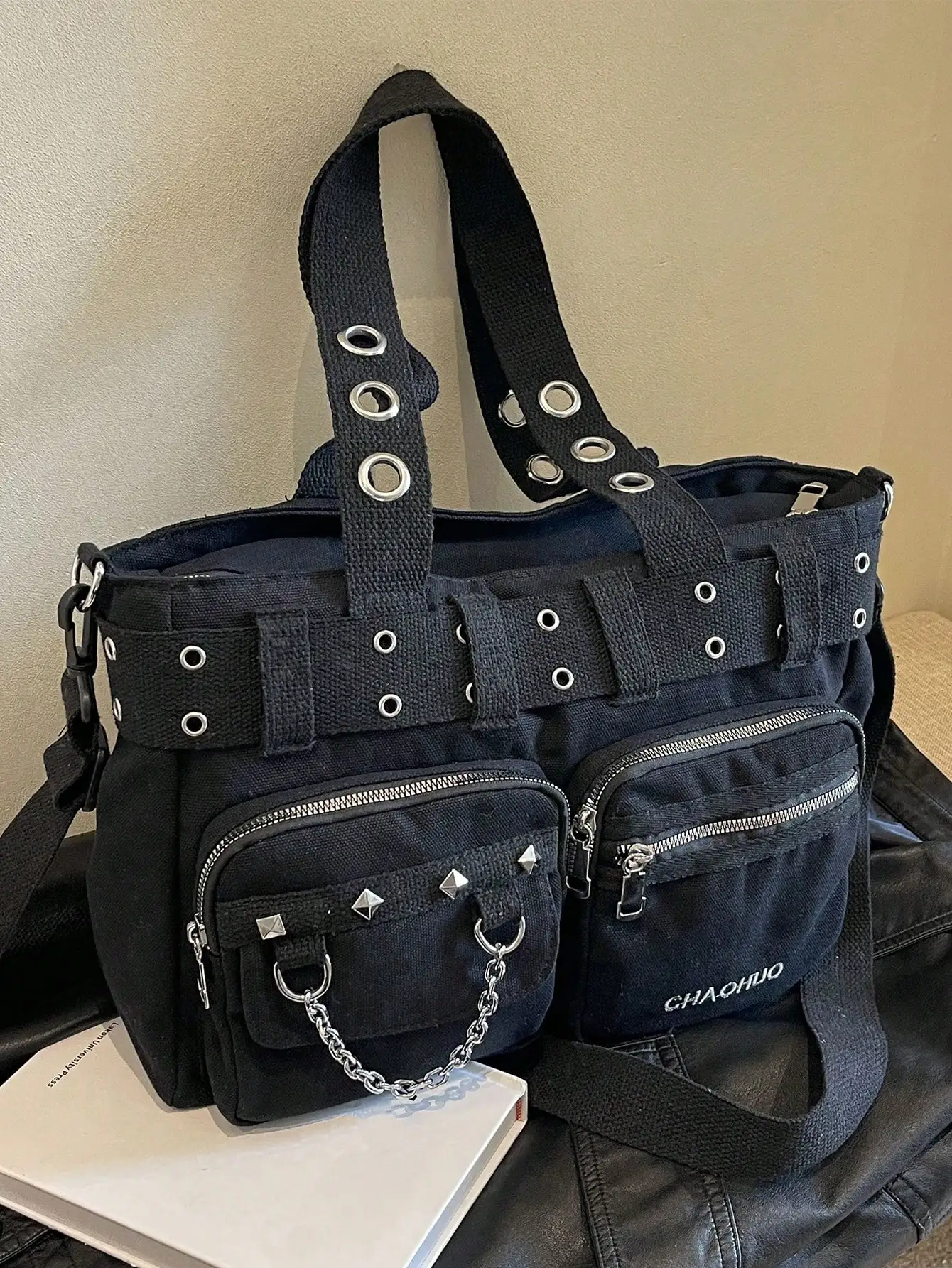 Vintage Large Capacity Hot Girls Cool Punk Tote Bag, Women's Rivet Embellished Multiple Pockets Solid Color Travel Satchel Bag
Vintage Large Capacity Hot Girls Cool Punk Tote Bag, Women's Rivet Embellished Multiple Pockets Solid Color Travel Satchel Bag