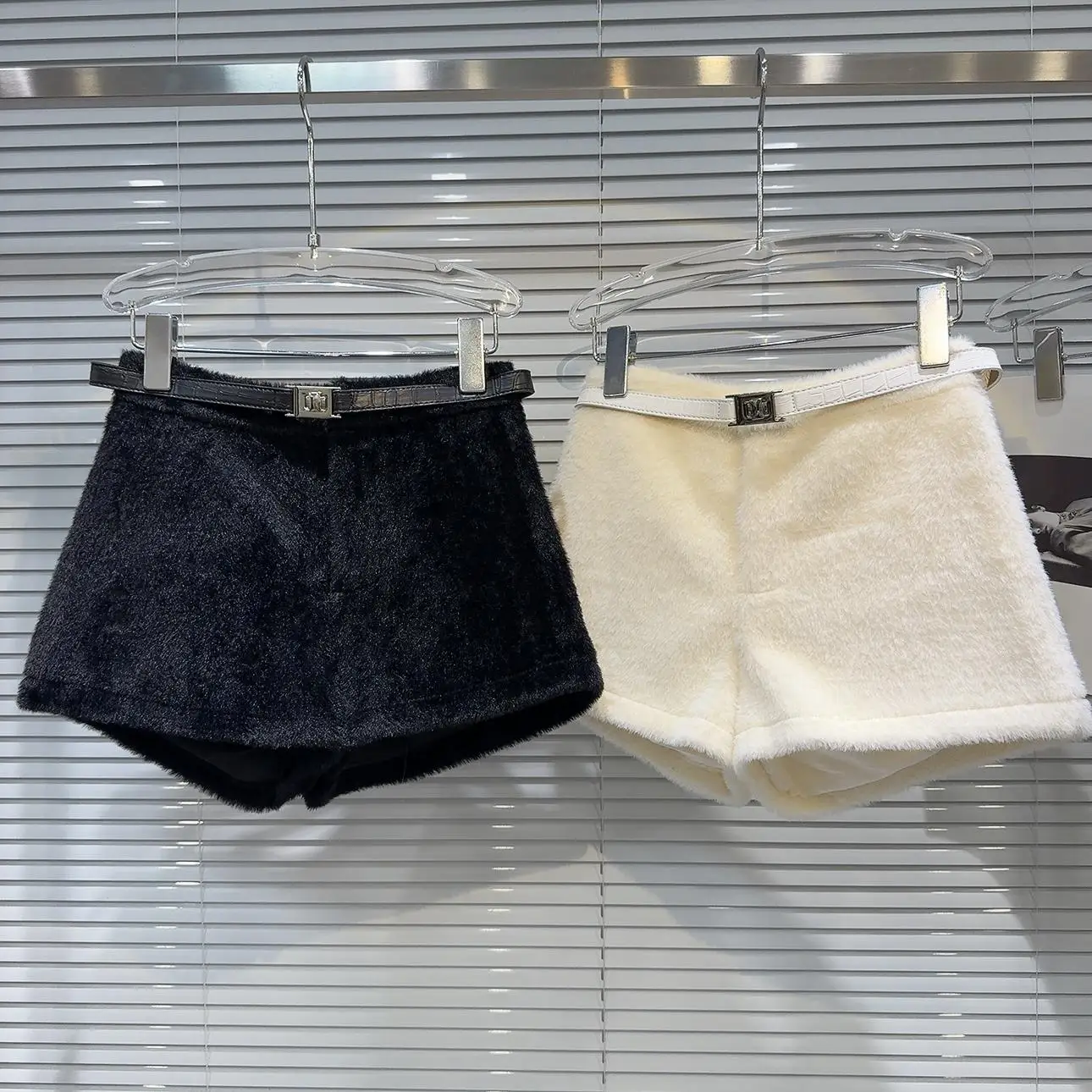 Winter 2026 Pure Color Short Boots Pants with Fine Belt Personalized Metal Buckle Fluffy Three-quarter Length Casual Trousers
Winter 2026 Pure Color Short Boots Pants with Fine Belt Personalized Metal Buckle Fluffy Three-quarter Length Casual Trousers