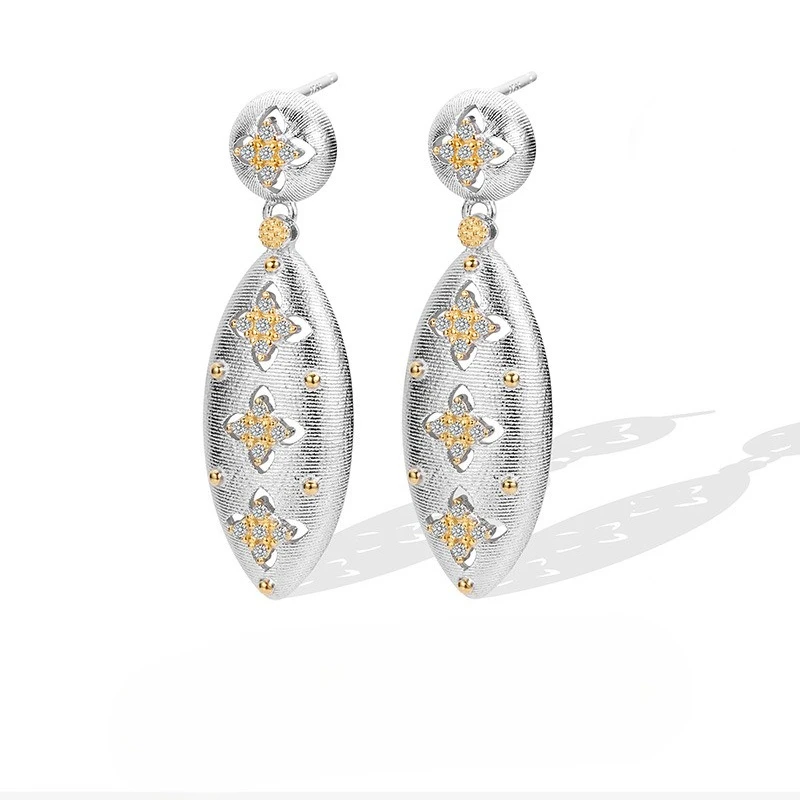 New S925 Silver Retro Light Luxury Lucky Grass Earrings for Women, Niche High-end Italian Earrings, Wedding Jewelry
New S925 Silver Retro Light Luxury Lucky Grass Earrings for Women, Niche High-end Italian Earrings, Wedding Jewelry
