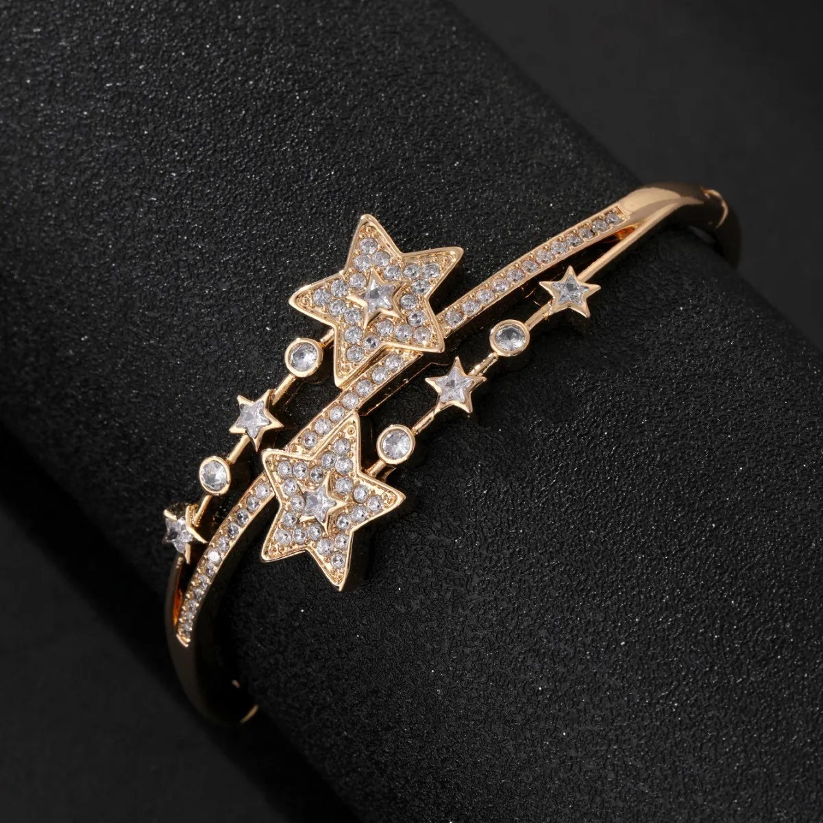 New gentle twinkling gold color star light luxury bracelet women's dress decorative jewelry wedding holiday ball gift Z-95
New gentle twinkling gold color star light luxury bracelet women's dress decorative jewelry wedding holiday ball gift Z-95