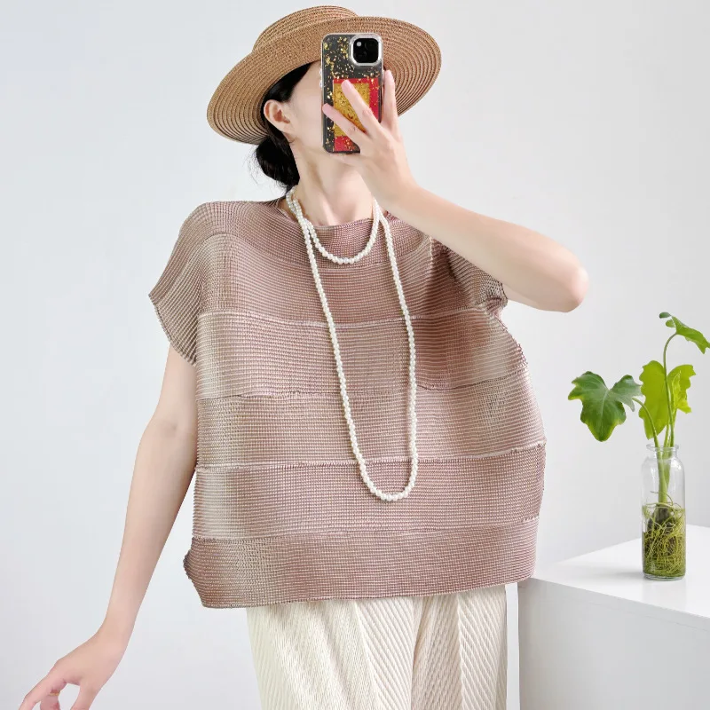 Miyake Pleated T-Shirt 2026 Design Textured Solid Color Pleats Round Neck T-Shirt Summer New Elegant Versatile Slim Commuter Top
Miyake Pleated T-Shirt 2026 Design Textured Solid Color Pleats Round Neck T-Shirt Summer New Elegant Versatile Slim Commuter Top
