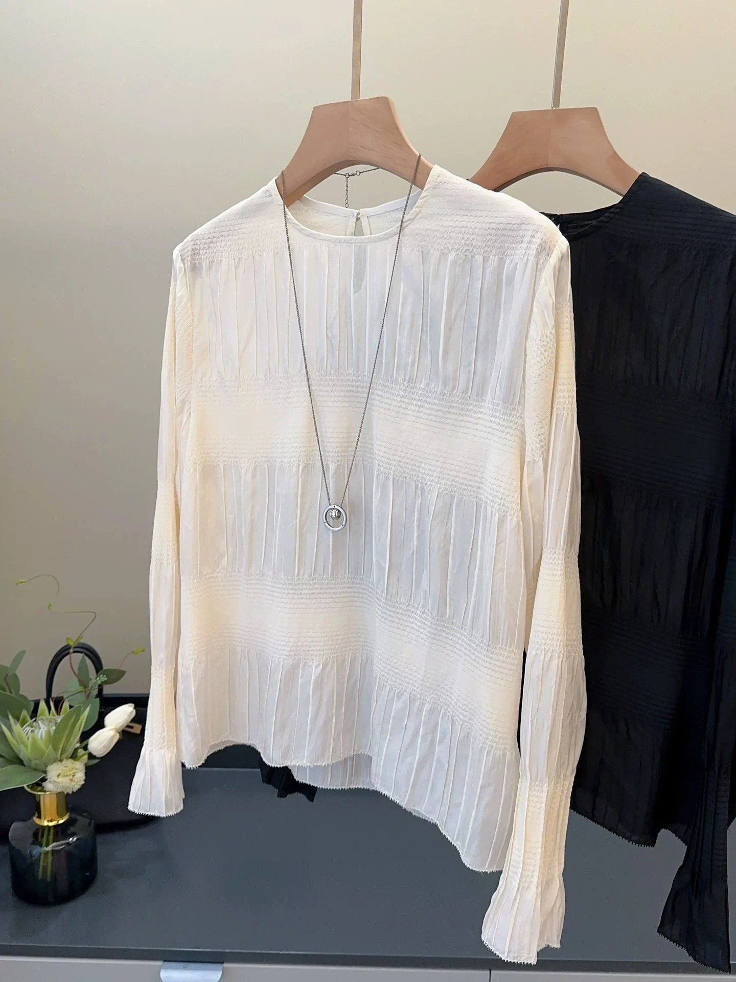 Gentle Elegance Silk Shirt Women's Airy Folded Texture Long Sleeve round Neck Pullover Breathable Pure Color Chinese Production
Gentle Elegance Silk Shirt Women's Airy Folded Texture Long Sleeve round Neck Pullover Breathable Pure Color Chinese Production