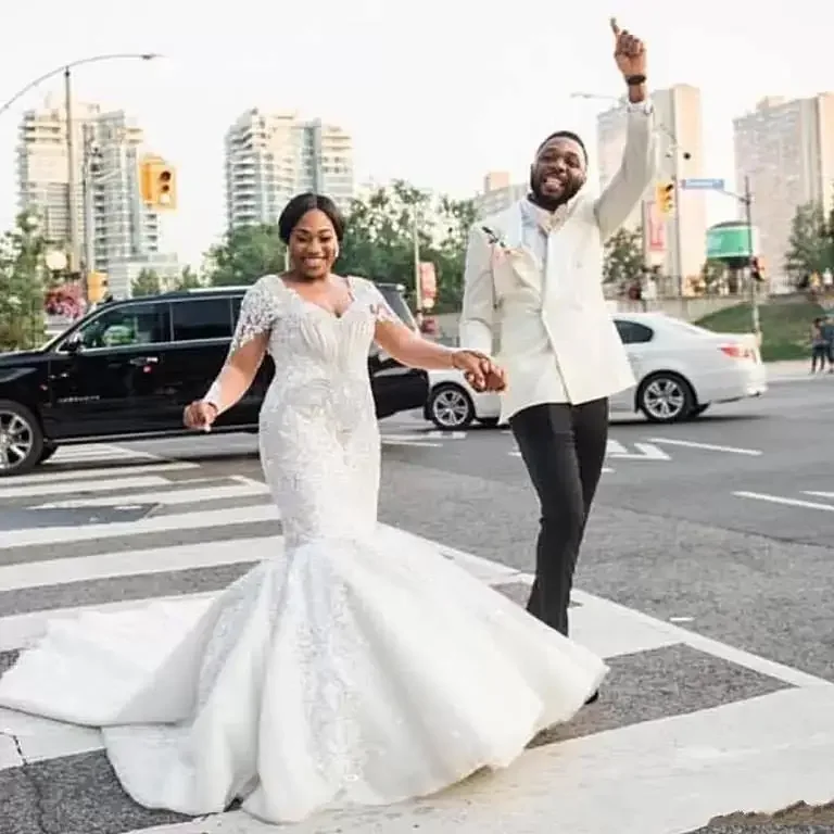 Customized Mearmaid Beaded Plus Size Wedding Dresses Lace Appliques Crystal V Neck Custom Made Bridal Gown
Customized Mearmaid Beaded Plus Size Wedding Dresses Lace Appliques Crystal V Neck Custom Made Bridal Gown