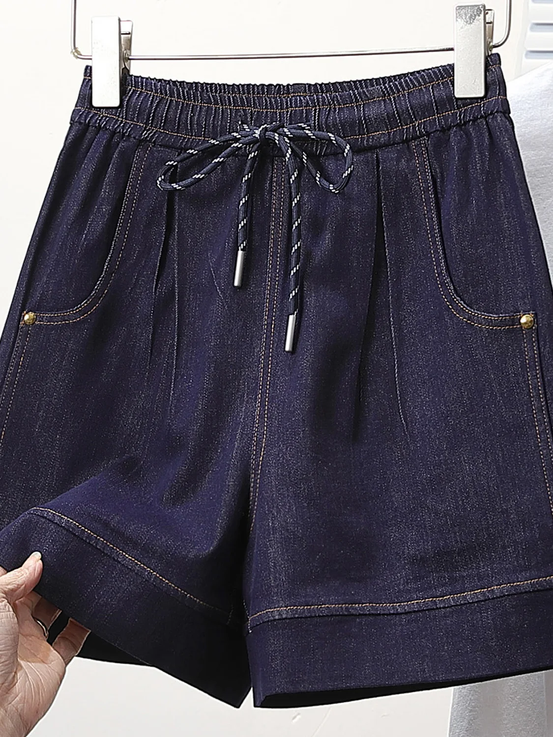 Loose Korean Style Women's Jeans Shorts plus Size Fashionable Wide Leg Fourths Hot Pants High Waist Cotton Casual Pants
Loose Korean Style Women's Jeans Shorts plus Size Fashionable Wide Leg Fourths Hot Pants High Waist Cotton Casual Pants