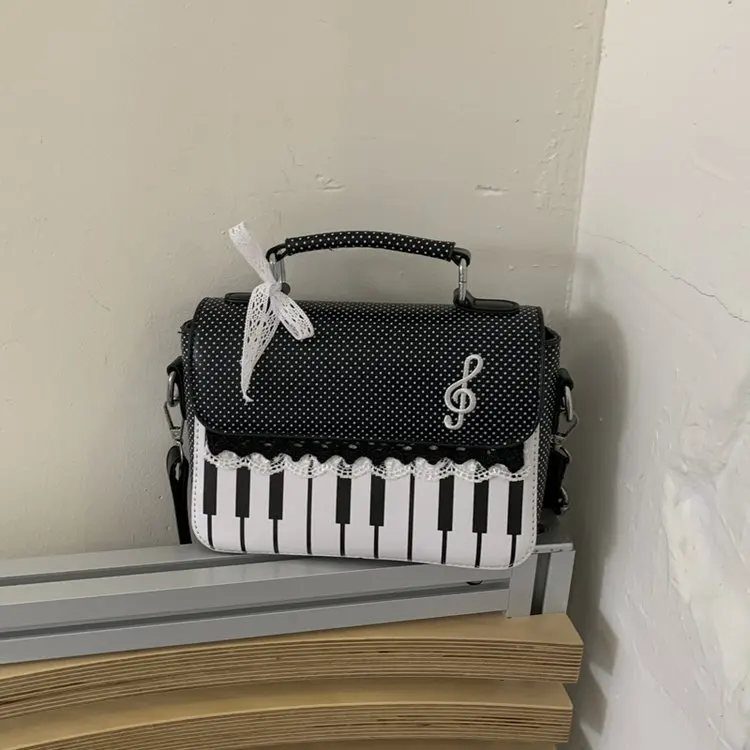 Модная женская квадратная сумка с дизайном клавиш пианино и музыкальных нот, в горошек, с кружевной отделкой, из искусственной кожи, на плечо, через плечо, или в руку
Модная женская квадратная сумка с дизайном клавиш пианино и музыкальных нот, в горошек, с кружевной отделкой, из искусственной кожи, на плечо, через плечо, или в руку