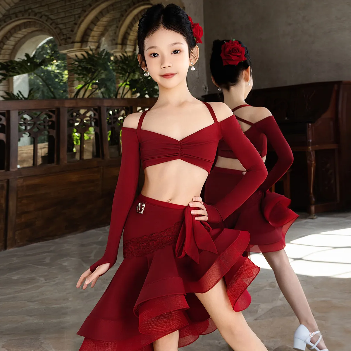 Костюмы для латиноамериканских танцев для девочек 2026 года: красный комплект с длинными рукавами, юбкой-«рыбьей костью» и пышной юбкой для самбы, ча-ча-ча и латины
Костюмы для латиноамериканских танцев для девочек 2026 года: красный комплект с длинными рукавами, юбкой-«рыбьей костью» и пышной юбкой для самбы, ча-ча-ча и латины