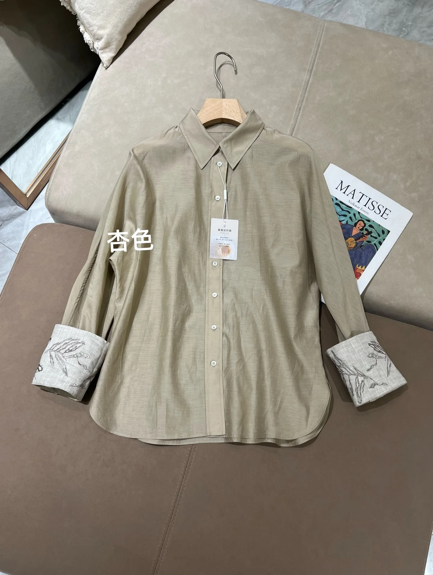 2026 Spring/Summer New Arrivals: High-Quality Shirt with Embroidered Cuffs and Fold-Over Hem + Elastic-Waist Wide-Leg Trousers
2026 Spring/Summer New Arrivals: High-Quality Shirt with Embroidered Cuffs and Fold-Over Hem + Elastic-Waist Wide-Leg Trousers