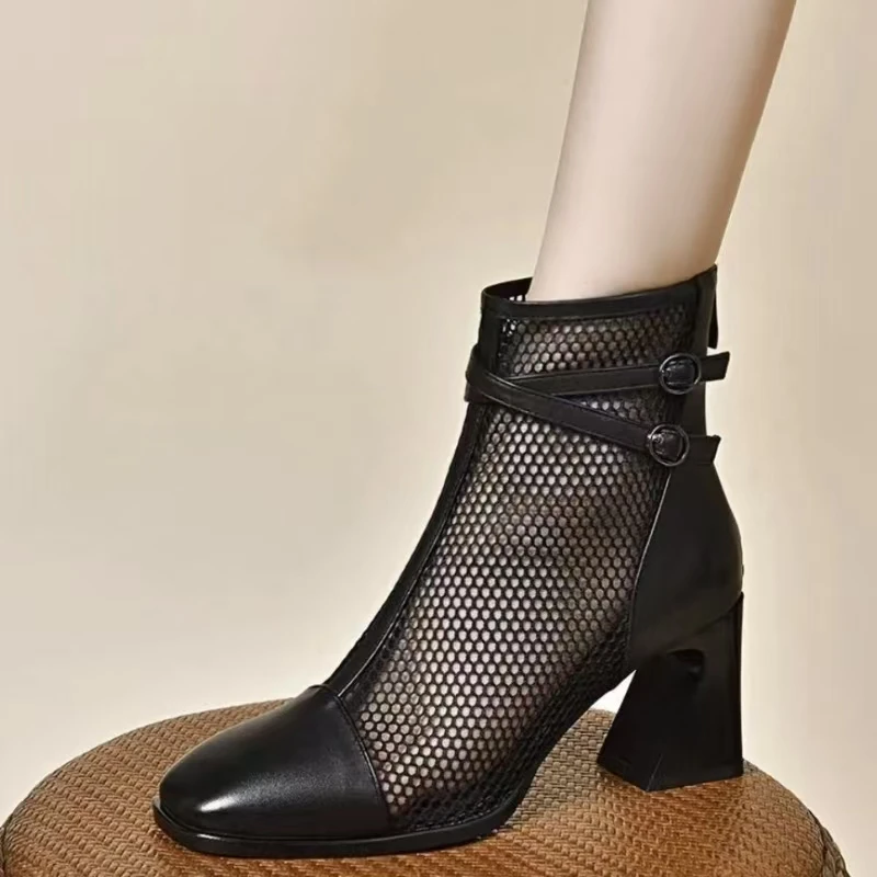 Женские кожаные сетчатые ботинки на высоком каблуке, крутые ботинки с квадратным носком, дышащие весенне-летние новые ботильоны на блочном каблуке с молниями
Женские кожаные сетчатые ботинки на высоком каблуке, крутые ботинки с квадратным носком, дышащие весенне-летние новые ботильоны на блочном каблуке с молниями