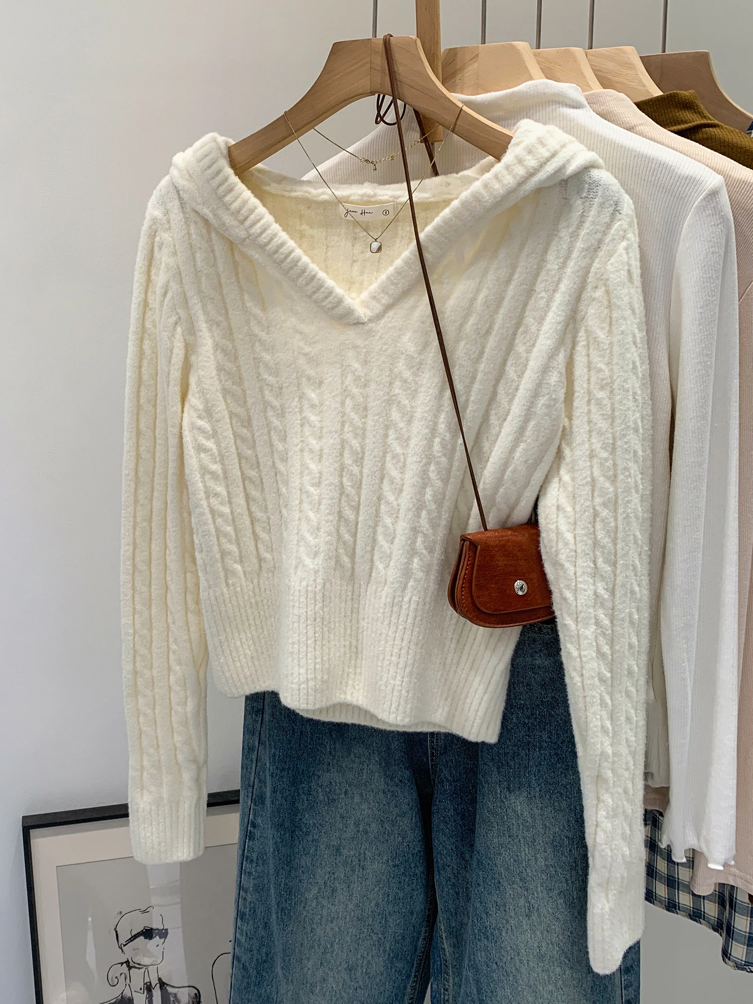 Soft Cozy White Knitted Hat Sweater Women's Autumn New Design Twist Knitwear Top Korean Style Straight Cut Long Sleeve V-Neck
Soft Cozy White Knitted Hat Sweater Women's Autumn New Design Twist Knitwear Top Korean Style Straight Cut Long Sleeve V-Neck