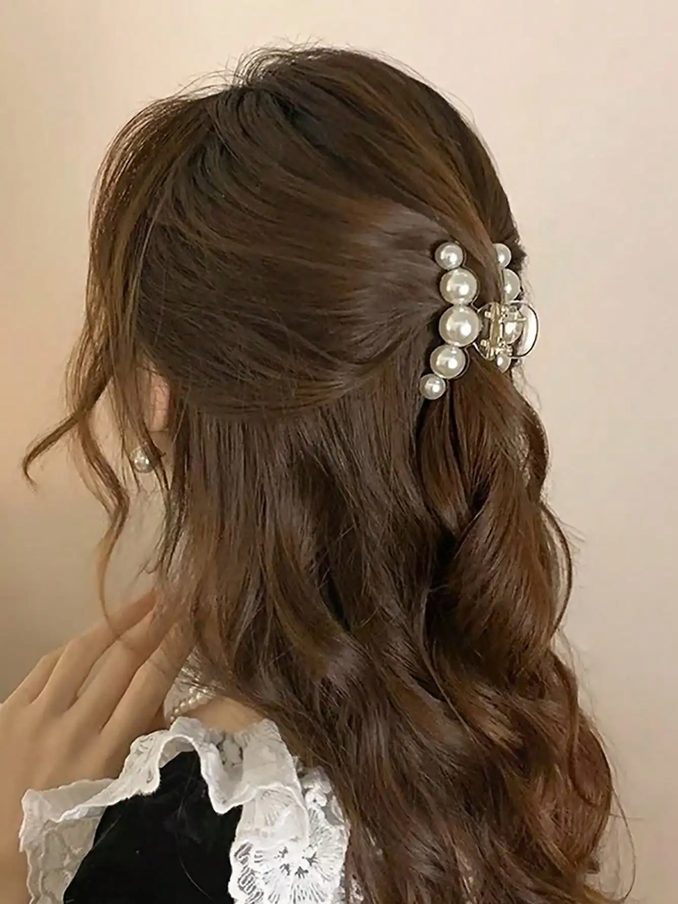 1pc 7cm Faux Pearl Decor Sweet & Simple Hair Claw Clip For Daily Use Elegant Tiaras Hair Clips Hair Jaw Clip Hair Clamps Hair Clutch Hair Catcher Clip, School Stuff, College, Pearl Hair Accessories Fall Winter For Vacation Outfits Woman Summer Beach
1pc 7cm Faux Pearl Decor Sweet & Simple Hair Claw Clip For Daily Use Elegant Tiaras Hair Clips Hair Jaw Clip Hair Clamps Hair Clutch Hair Catcher Clip, School Stuff, College, Pearl Hair Accessories Fall Winter For Vacation Outfits Woman Summer Beach