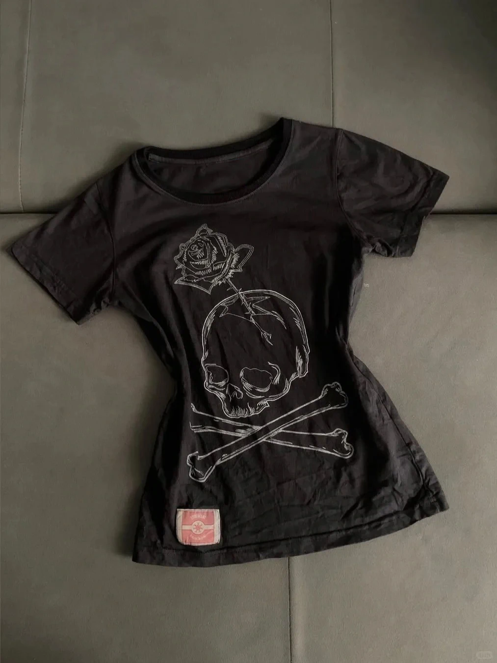 Funny Rose Skull Graphic T shirts Gothic Clothes Woman Top Short sleeve Tees Y2k Vintage Harajuku Kpop Korean Streetwear Shoujo
Funny Rose Skull Graphic T shirts Gothic Clothes Woman Top Short sleeve Tees Y2k Vintage Harajuku Kpop Korean Streetwear Shoujo