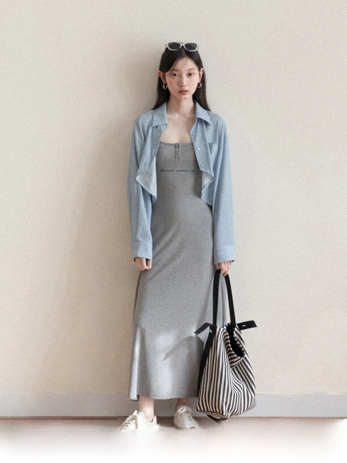 Женская повседневная свободная рубашка синего цвета в полоску с коротким рукавом, весна 2026, универсальная, дышащая, приятная к телу
Женская повседневная свободная рубашка синего цвета в полоску с коротким рукавом, весна 2026, универсальная, дышащая, приятная к телу