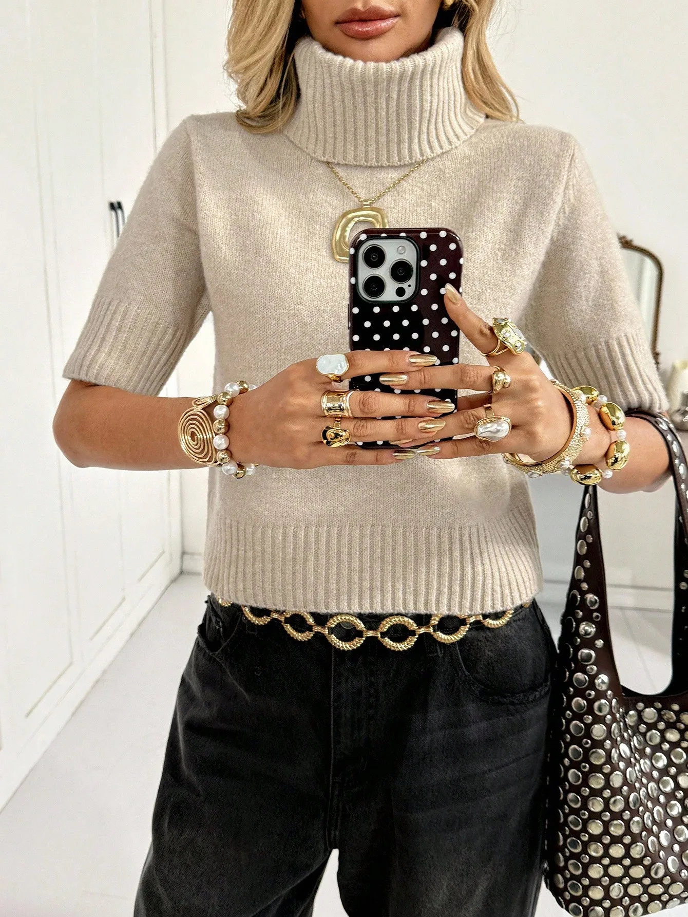 Женский уютный вязаный свитер с высоким воротником и короткими рукавами для повседневной носки осенью и зимой
Женский уютный вязаный свитер с высоким воротником и короткими рукавами для повседневной носки осенью и зимой