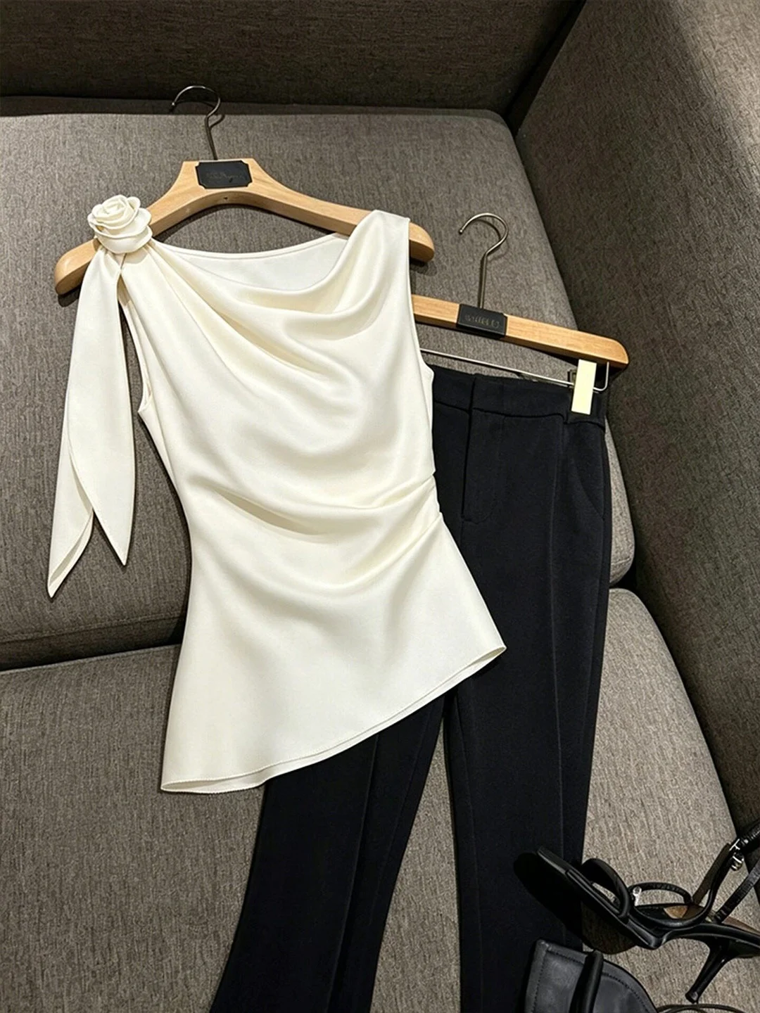 Elegant High-End Sleeveless Vest Beautiful Exquisite 3D Flower Outerwear Slimming Top Summer Trendy Women's Fashion
Elegant High-End Sleeveless Vest Beautiful Exquisite 3D Flower Outerwear Slimming Top Summer Trendy Women's Fashion