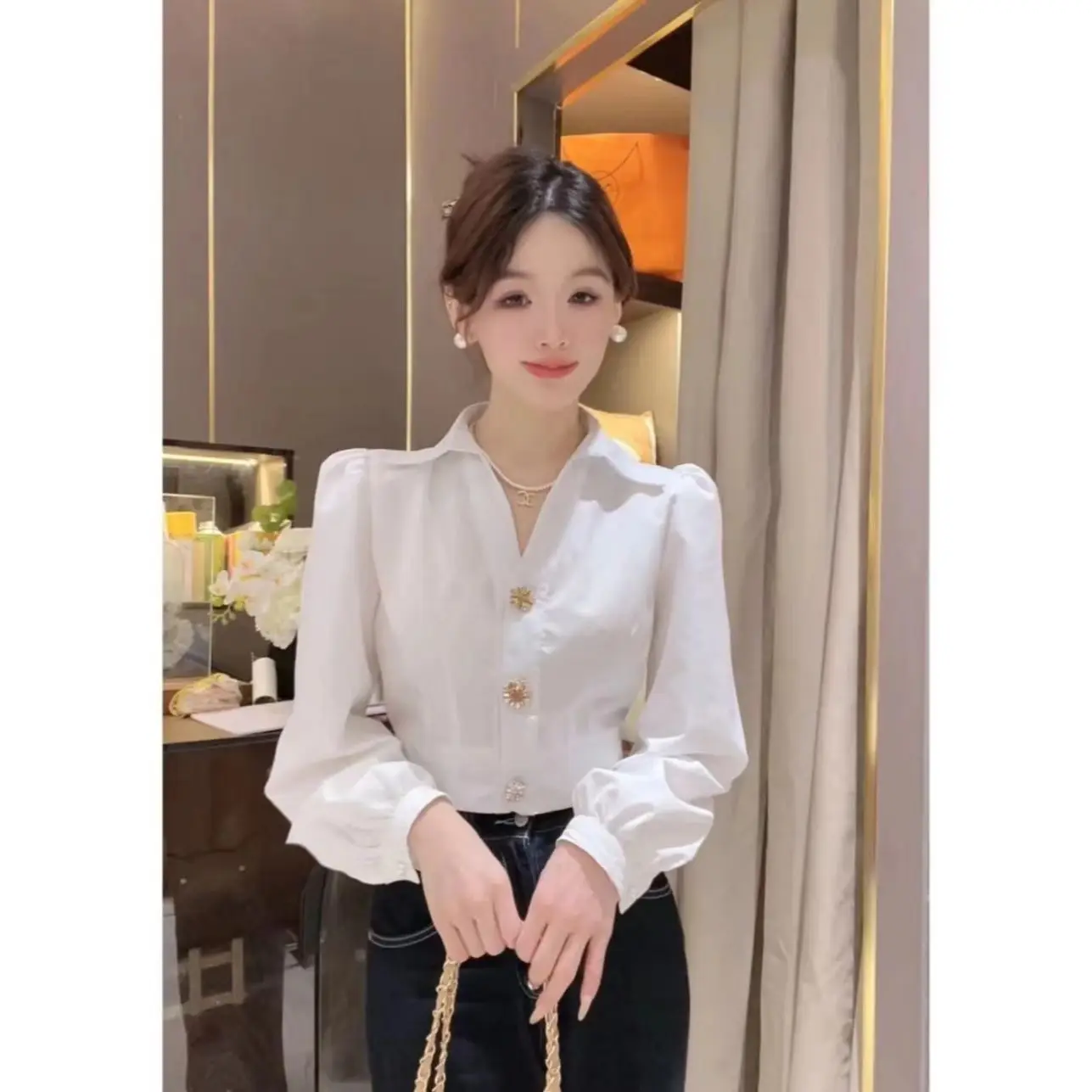 Женская блузка Ele Tee-Button с длинным рукавом, новинка 2025 года, с рукавами-фонариками, белая, дизайнерская, корейский свободный крой, V-образный вырез
Женская блузка Ele Tee-Button с длинным рукавом, новинка 2025 года, с рукавами-фонариками, белая, дизайнерская, корейский свободный крой, V-образный вырез