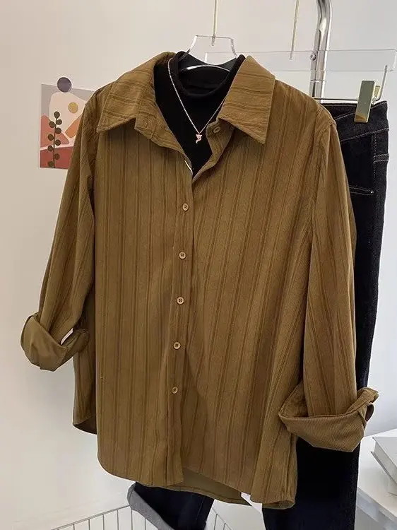 Ретро-полосатая свободная женская рубашка с длинным рукавом, для ношения под одеждой, с эффектом похудения, из комфортного полиэфирного волокна, коллекция 2025 года.
Ретро-полосатая свободная женская рубашка с длинным рукавом, для ношения под одеждой, с эффектом похудения, из комфортного полиэфирного волокна, коллекция 2025 года.