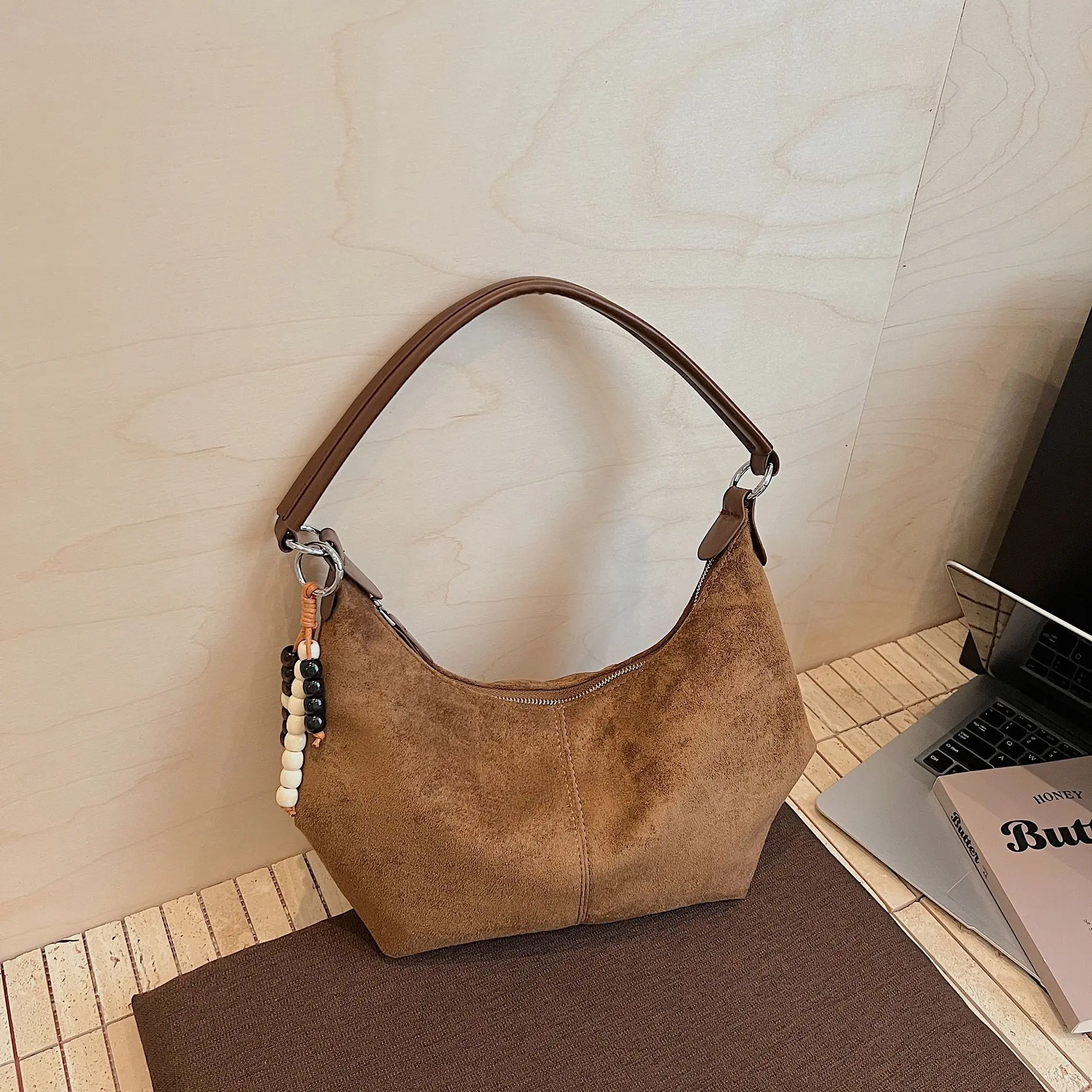 New Matte Bucket Bag Women's Texture Large Capacity Tote Bag Niche Design Shoulder Bag Super Fire 
New Matte Bucket Bag Women's Texture Large Capacity Tote Bag Niche Design Shoulder Bag Super Fire