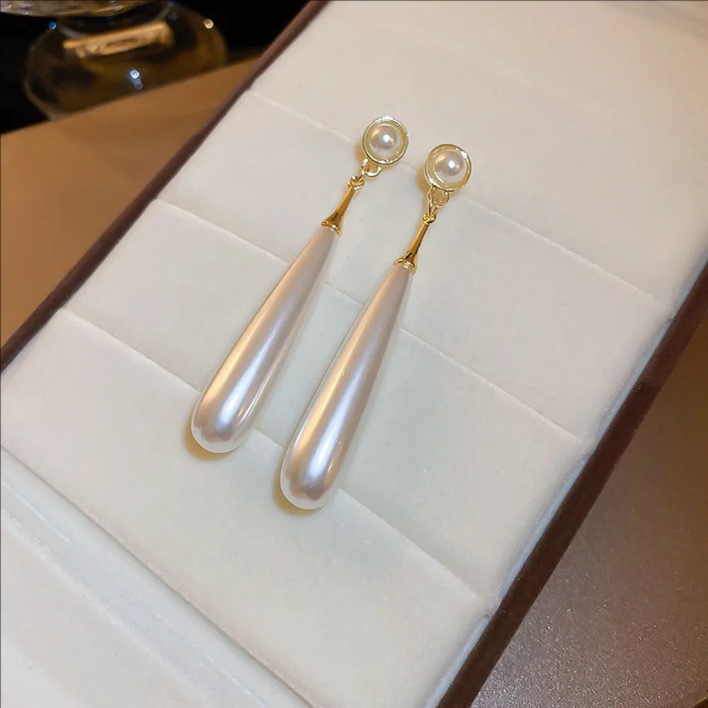 Silvery Needle French Retro Pearl Teardrop Earrings Elegant And High-end Studs Simple Sweet Jewelry For Women
Silvery Needle French Retro Pearl Teardrop Earrings Elegant And High-end Studs Simple Sweet Jewelry For Women