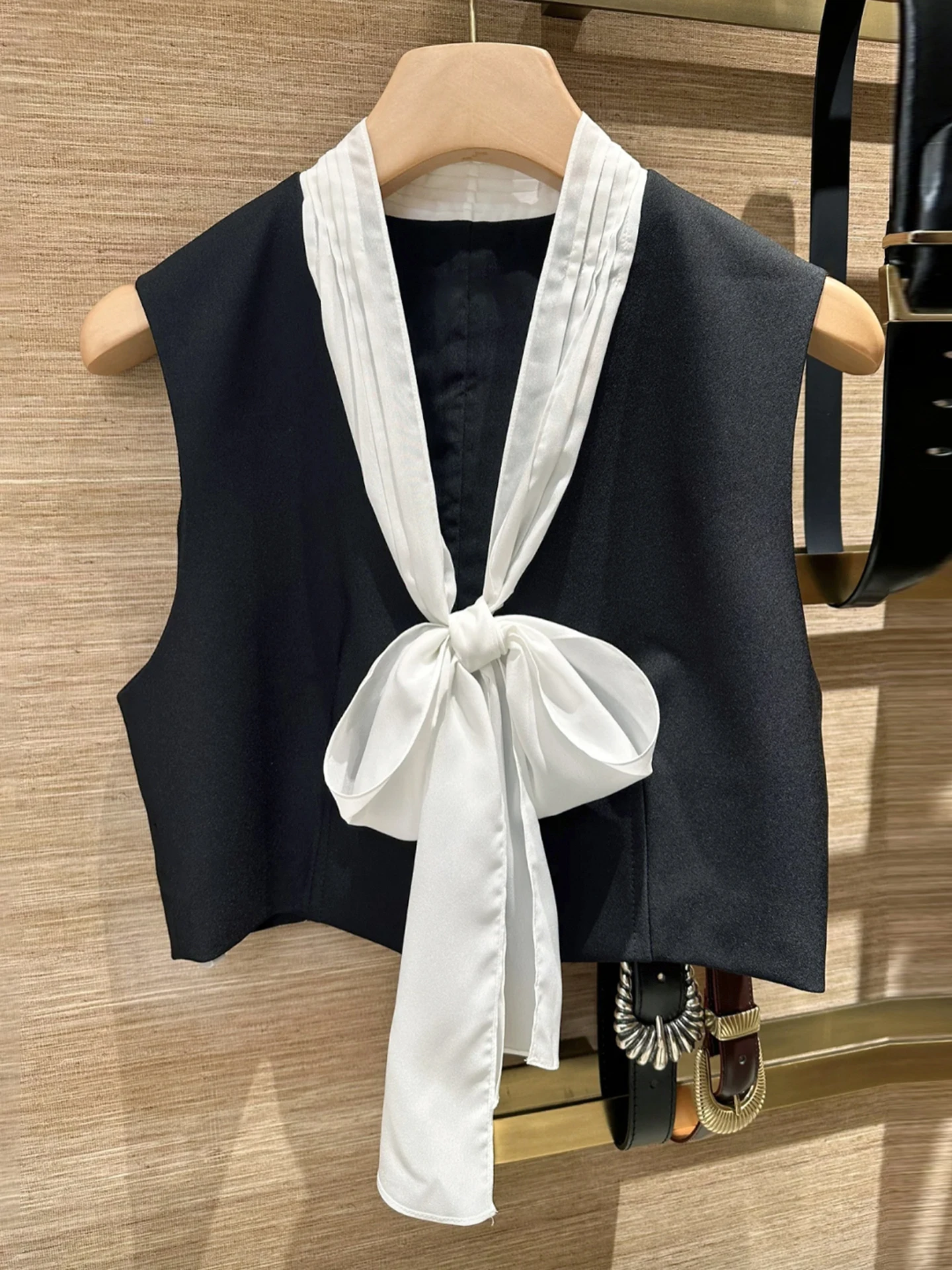 S Home South Oil High End Women's Summer 2025 Hepburn Sle V Ne Vest Top with Bow Tie Fem Faion Commute
S Home South Oil High End Women's Summer 2025 Hepburn Sle V Ne Vest Top with Bow Tie Fem Faion Commute