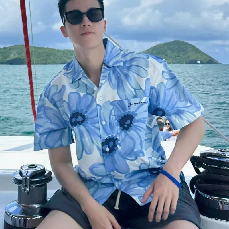 Korean Sky Blue Daisy Printed Cuban Shirts for Men Holiday Male Beach Tops Street Fashion Short Sleeve Single Breasted Blouses
Korean Sky Blue Daisy Printed Cuban Shirts for Men Holiday Male Beach Tops Street Fashion Short Sleeve Single Breasted Blouses