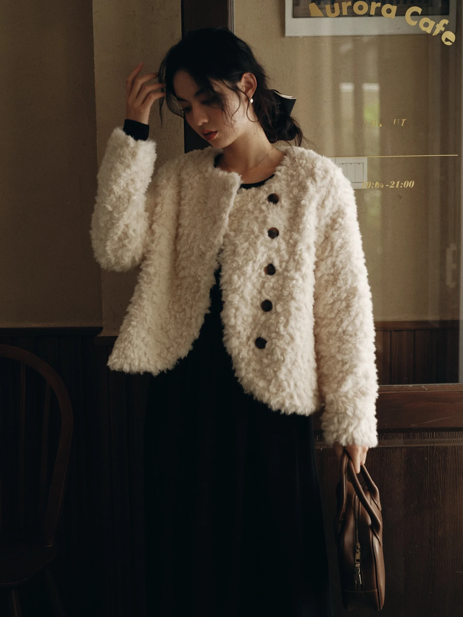 Женское пальто из меха ягненка, пушистая верхняя одежда, зимняя мода, ретро, длинный круглый топ на пуговицах со светом
Женское пальто из меха ягненка, пушистая верхняя одежда, зимняя мода, ретро, длинный круглый топ на пуговицах со светом