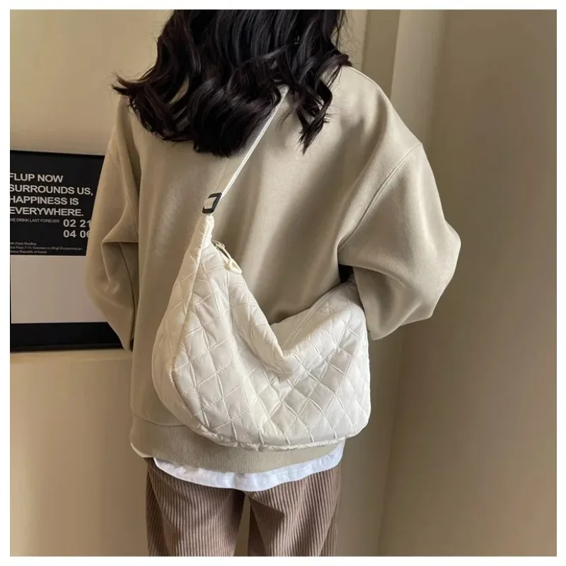 Popular grid crossbody bag women's autumn and winter new shoulder bag women ins niche design dumpling bag
Popular grid crossbody bag women's autumn and winter new shoulder bag women ins niche design dumpling bag