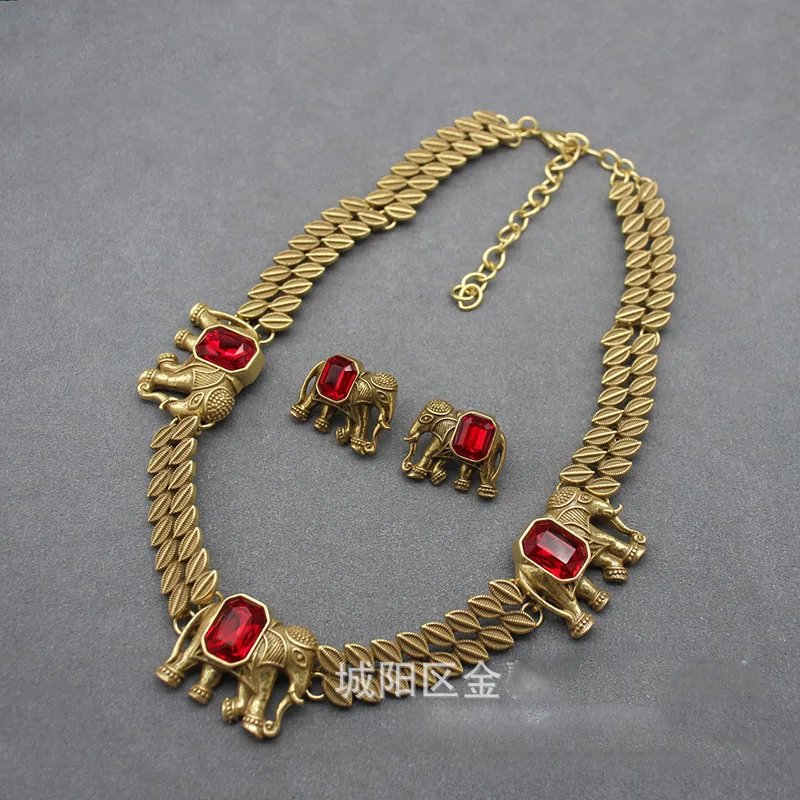 Luxury Retro Elephant Design Titanium Steel Necklace And Earrings Set European American Fashion Zircon Micro-Inlaid Jewelry
Luxury Retro Elephant Design Titanium Steel Necklace And Earrings Set European American Fashion Zircon Micro-Inlaid Jewelry