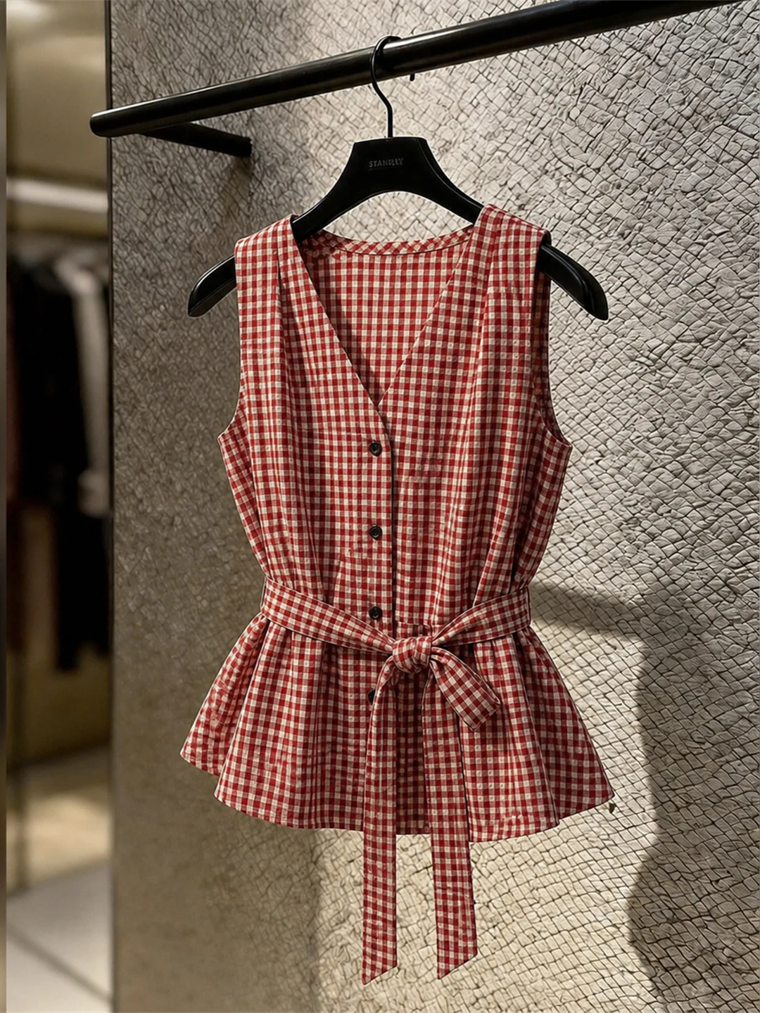 Retro Plaid V-Neck Sleeveless Vest Slimming Waist Tie Summer Trendy Top Korean Style Straight Cut Silk Women's Fashion
Retro Plaid V-Neck Sleeveless Vest Slimming Waist Tie Summer Trendy Top Korean Style Straight Cut Silk Women's Fashion