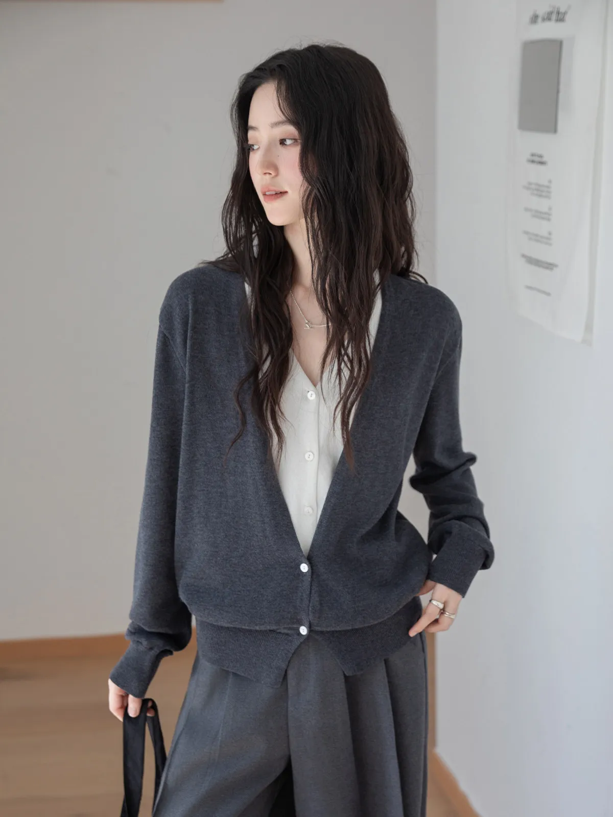 Женский кардиган MoZa Deep Grey Splice Knitted: осенняя новинка, свободный крой, визуально стройнящий, с цветовыми блоками, V-образный вырез, длинный рукав, стандартный крой
Женский кардиган MoZa Deep Grey Splice Knitted: осенняя новинка, свободный крой, визуально стройнящий, с цветовыми блоками, V-образный вырез, длинный рукав, стандартный крой