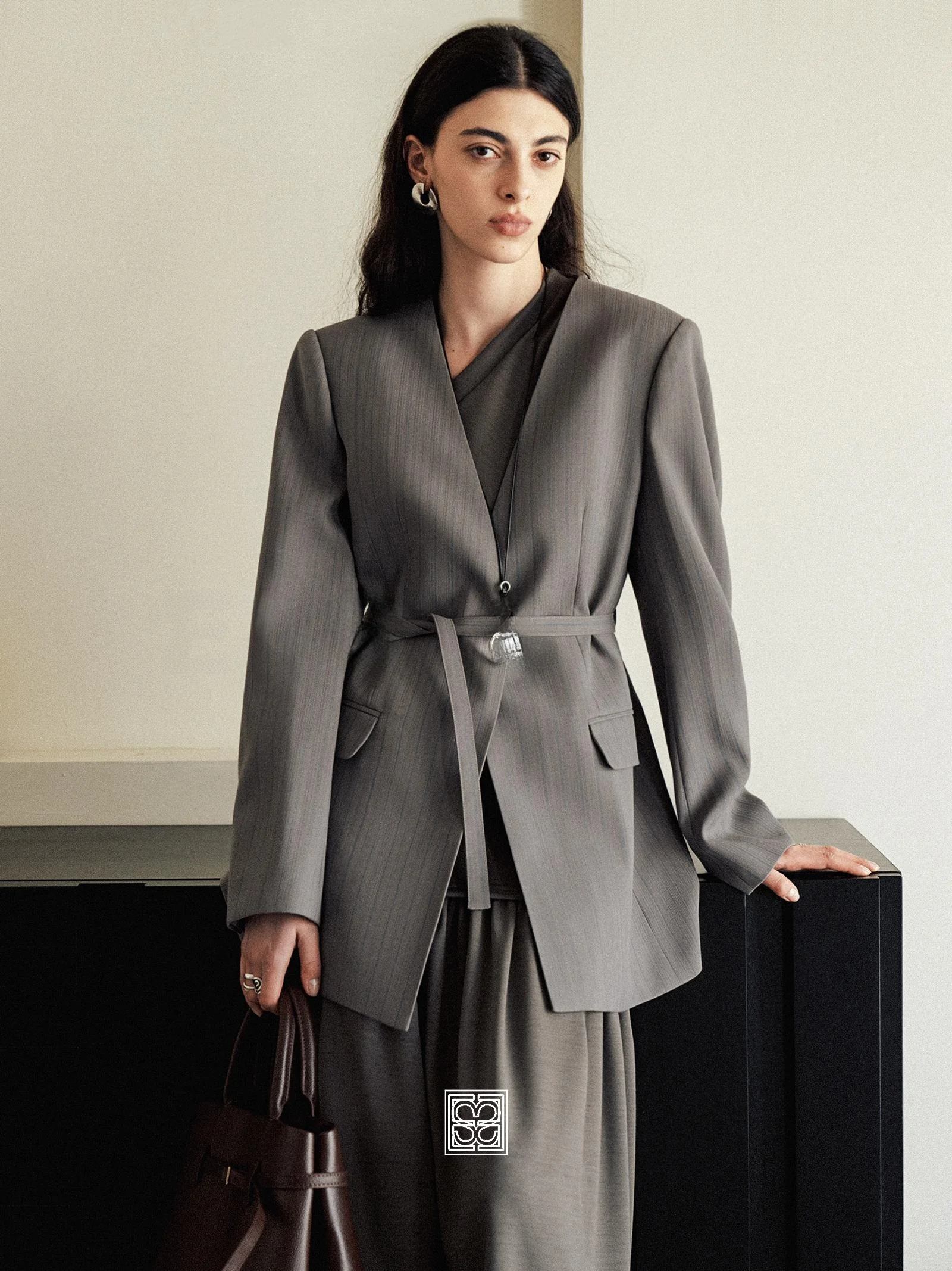 Женский приталенный пиджак Ele Slim Fit из шерстяной смеси с модным поясом, подчеркивающим талию, в стиле Неаполь от LIFE
Женский приталенный пиджак Ele Slim Fit из шерстяной смеси с модным поясом, подчеркивающим талию, в стиле Неаполь от LIFE