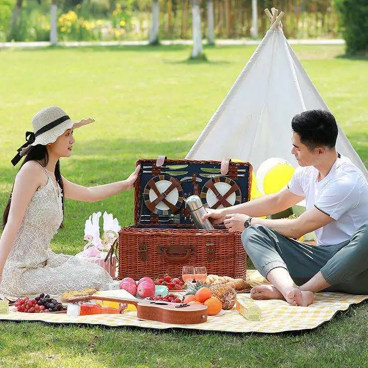 High-end picnic basket set, willow outdoor outing with tableware placemat picnic basket
High-end picnic basket set, willow outdoor outing with tableware placemat picnic basket