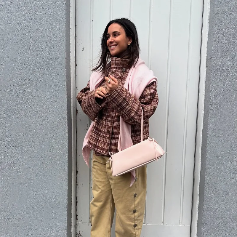 Ретро Rufous Модное клетчатое пальто с воротником-стойкой Дизайнерская модная женская верхняя одежда Осенняя уличная женская одежда высокого качества
Ретро Rufous Модное клетчатое пальто с воротником-стойкой Дизайнерская модная женская верхняя одежда Осенняя уличная женская одежда высокого качества