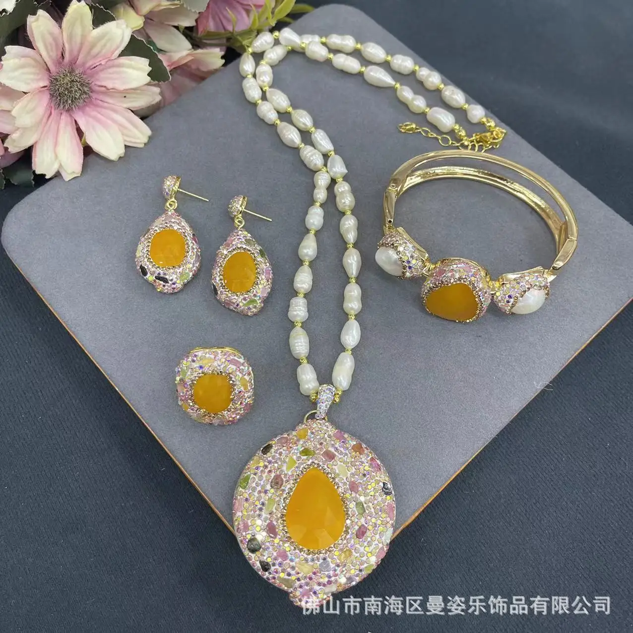 malay jade jewelry section inlaid tourmaline rough stone pearl set autumn vintage niche pendant necklace earring ring bracelet
malay jade jewelry section inlaid tourmaline rough stone pearl set autumn vintage niche pendant necklace earring ring bracelet