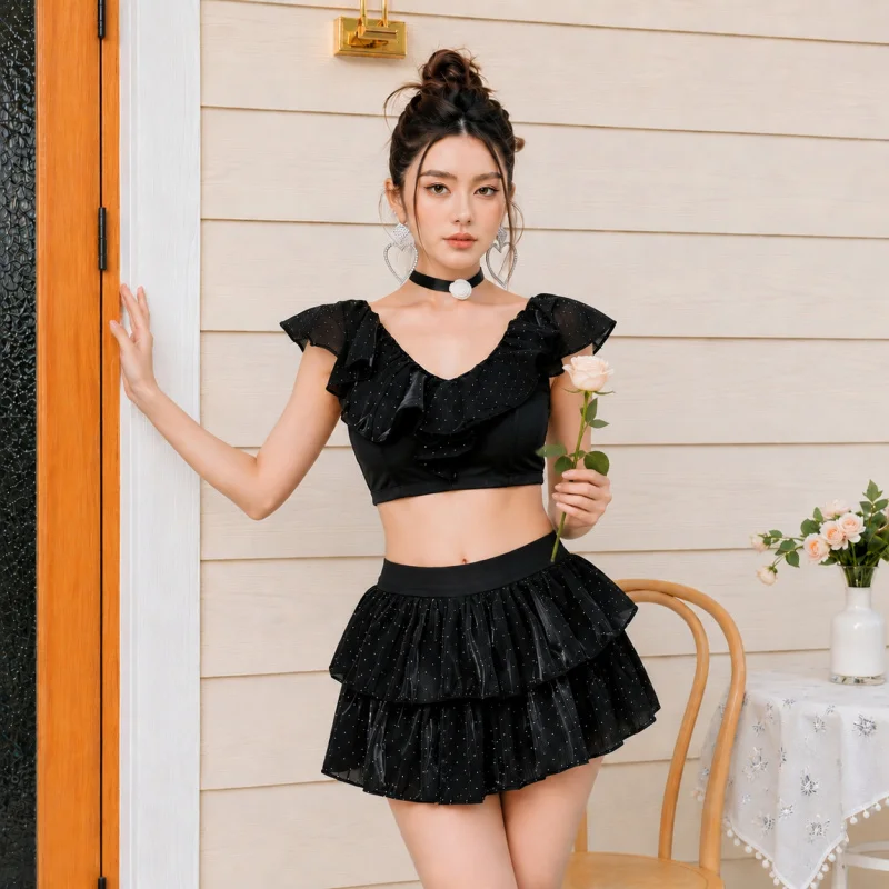 Exclusive Korean-style two-tone long-sleeve one-piece swimsuit with metallic heart detail, waist-cinching, quick-drying, ideal f
Exclusive Korean-style two-tone long-sleeve one-piece swimsuit with metallic heart detail, waist-cinching, quick-drying, ideal f