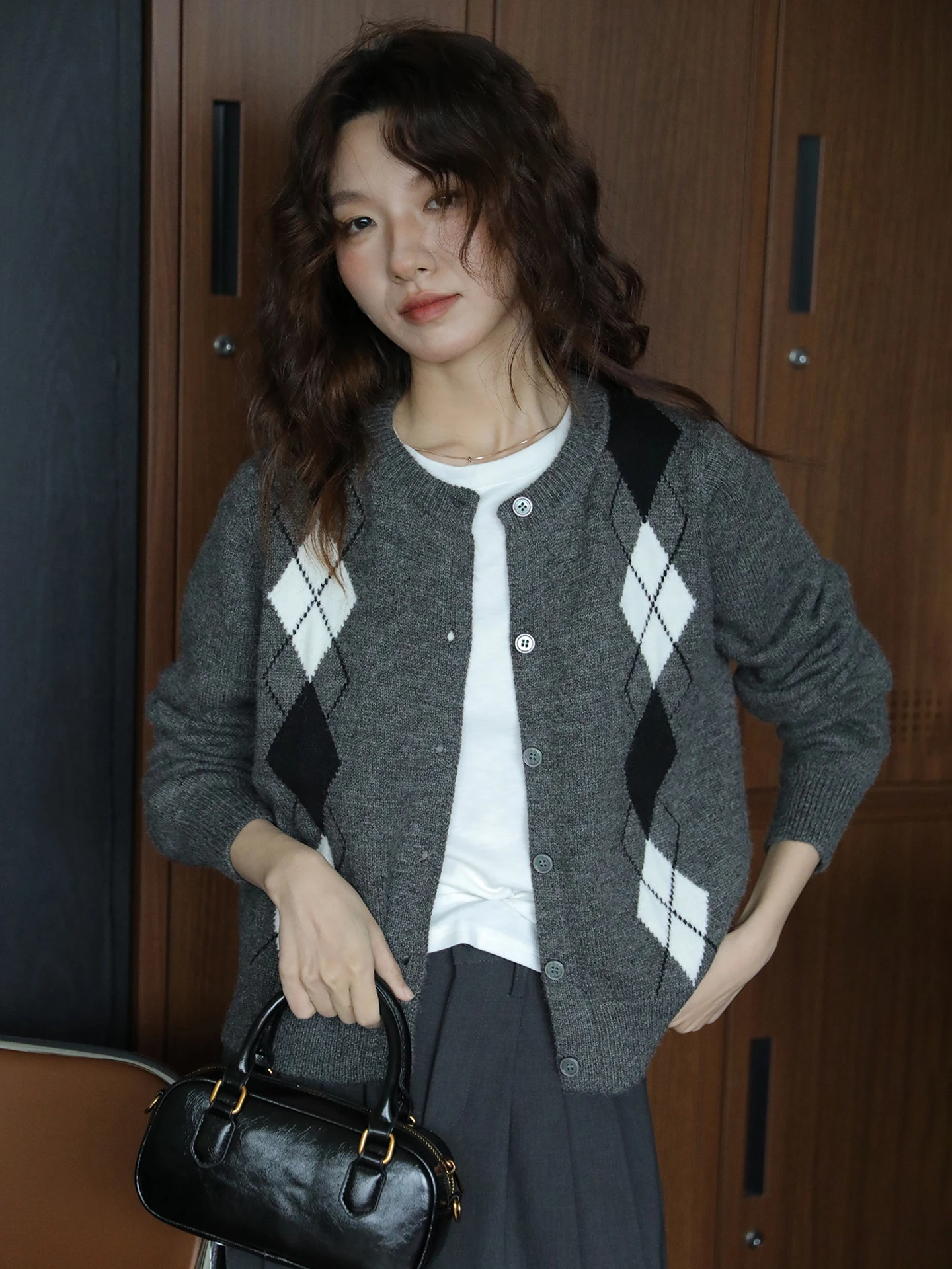 ay Vintage Knitted Sweater Coat Women's Embroidered round Ne Design Simple Slimming Top Diamond Pattern Commute Sle Aut...
ay Vintage Knitted Sweater Coat Women's Embroidered round Ne Design Simple Slimming Top Diamond Pattern Commute Sle Aut...