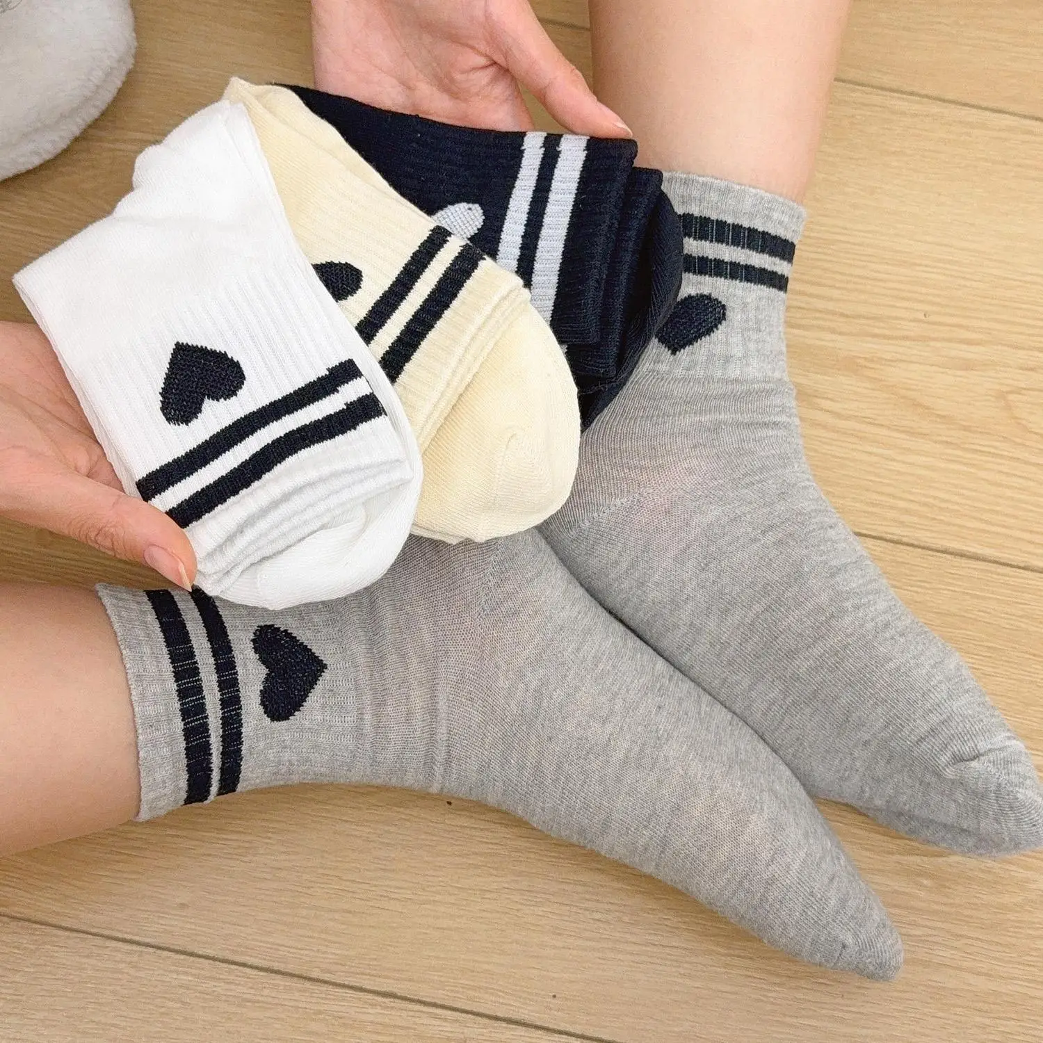 Носки в форме сердца с простым полосатым узором, женские, утолщенные, средней длины, мягкие, удобные, впитывающие пот
Носки в форме сердца с простым полосатым узором, женские, утолщенные, средней длины, мягкие, удобные, впитывающие пот