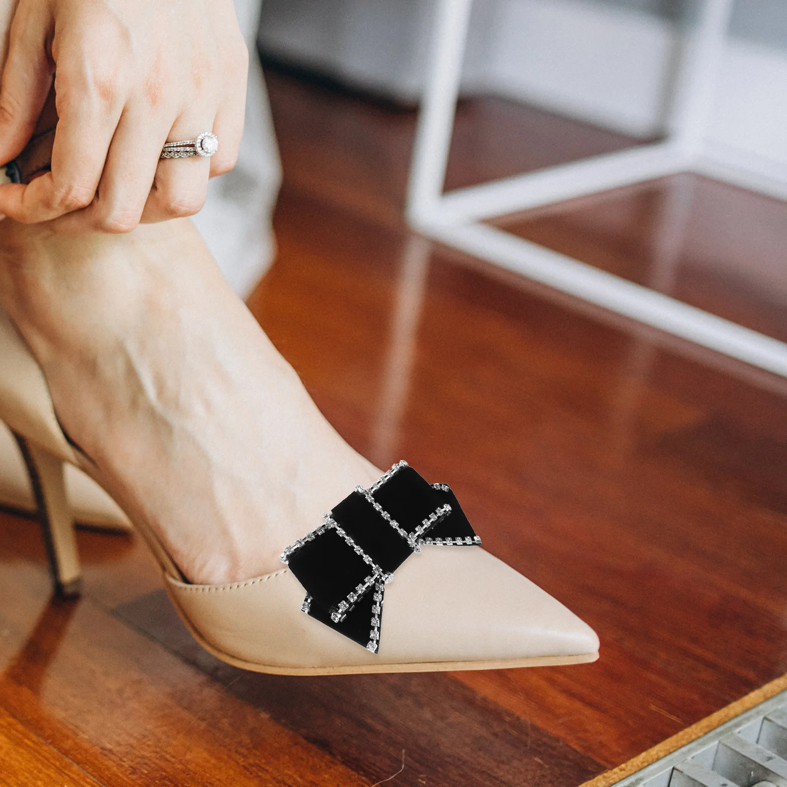 1Pair Removable Shoe Clips Bowknot Rhinestone Embellishments for Women Shoes Sandals Bags Clothing Hair Accessories
1Pair Removable Shoe Clips Bowknot Rhinestone Embellishments for Women Shoes Sandals Bags Clothing Hair Accessories