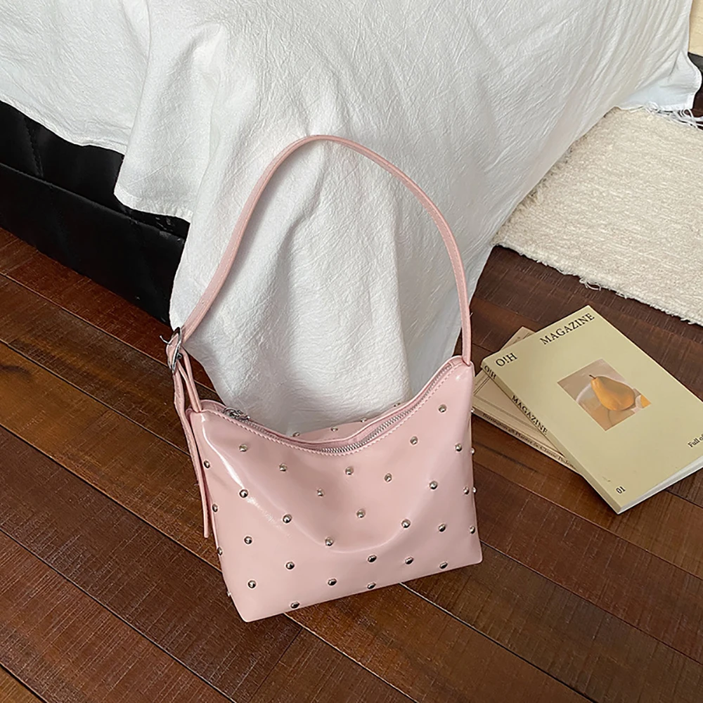 Light Luxury Rivet Shoulder Bag for Women Large Capacity Glossy PU Leather Solid Color Crossbody Bags Versatile Commute Handbags
Light Luxury Rivet Shoulder Bag for Women Large Capacity Glossy PU Leather Solid Color Crossbody Bags Versatile Commute Handbags
