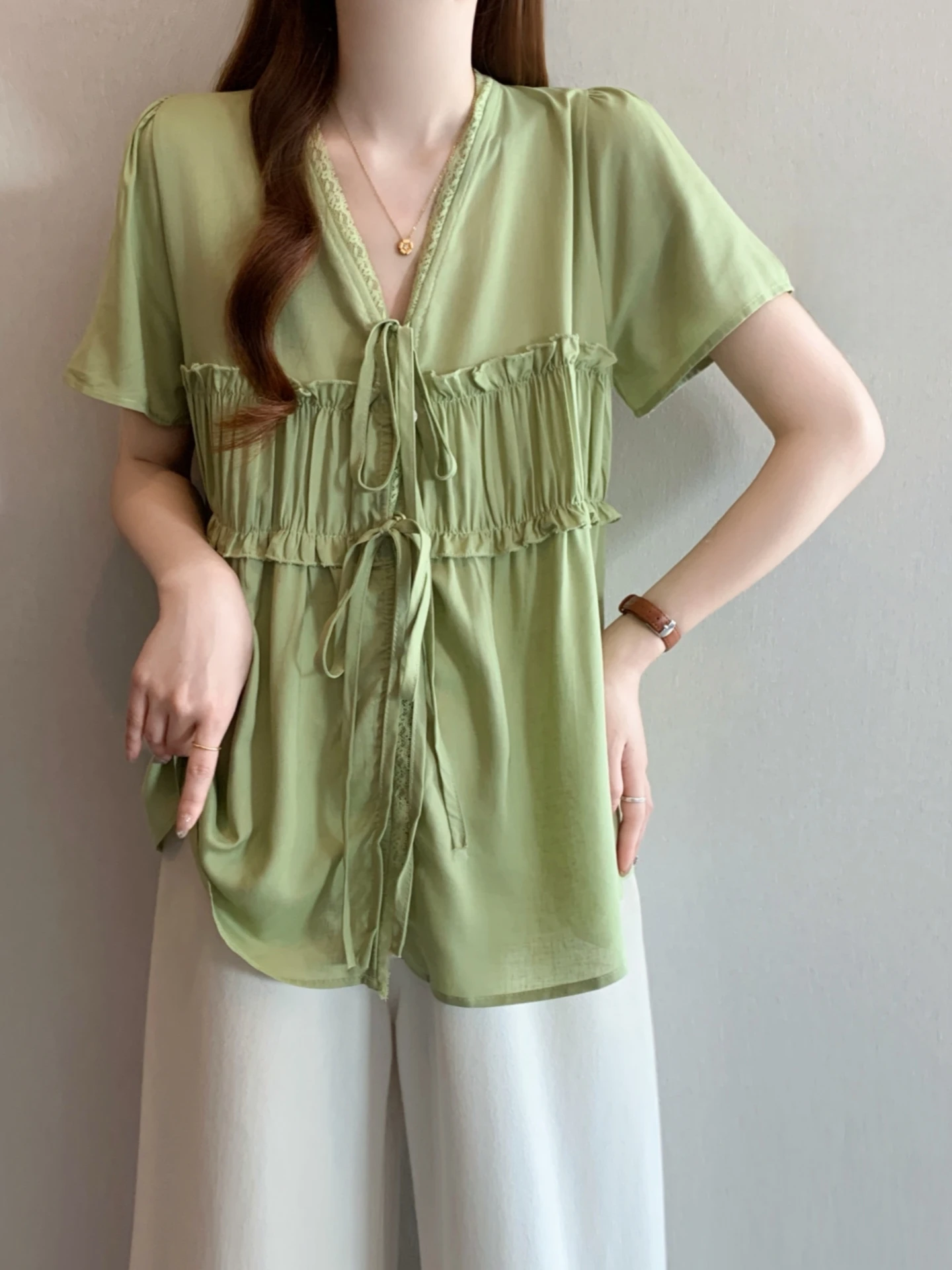 Slimming Pleated V-Neck Short Sleeve Women's Shirt Summer New Style Large Size Beautiful Top Korean Style Commute Wind Loose Fit
Slimming Pleated V-Neck Short Sleeve Women's Shirt Summer New Style Large Size Beautiful Top Korean Style Commute Wind Loose Fit
