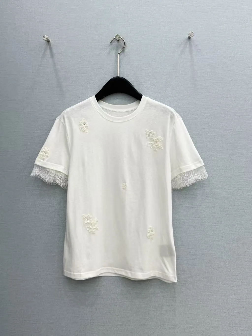 High quality summer new women's round neck short sleeved T-shirt, embroidered patchwork cufflinks lace white T-shirt top
High quality summer new women's round neck short sleeved T-shirt, embroidered patchwork cufflinks lace white T-shirt top